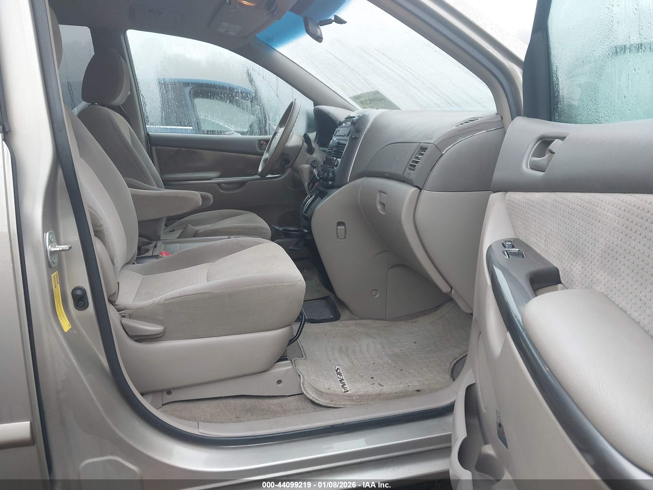 TOYOTA SIENNA image 5