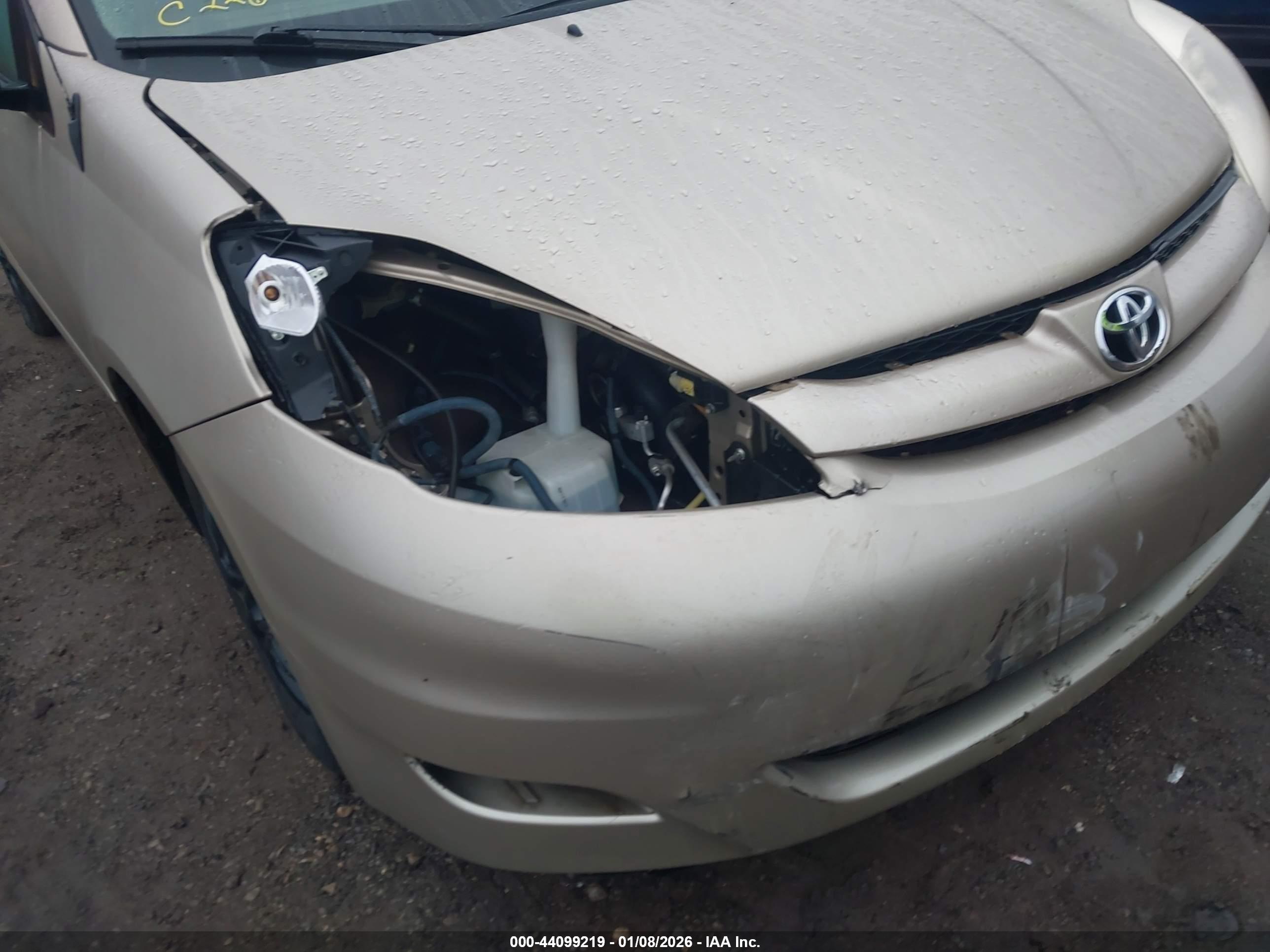 TOYOTA SIENNA image 6