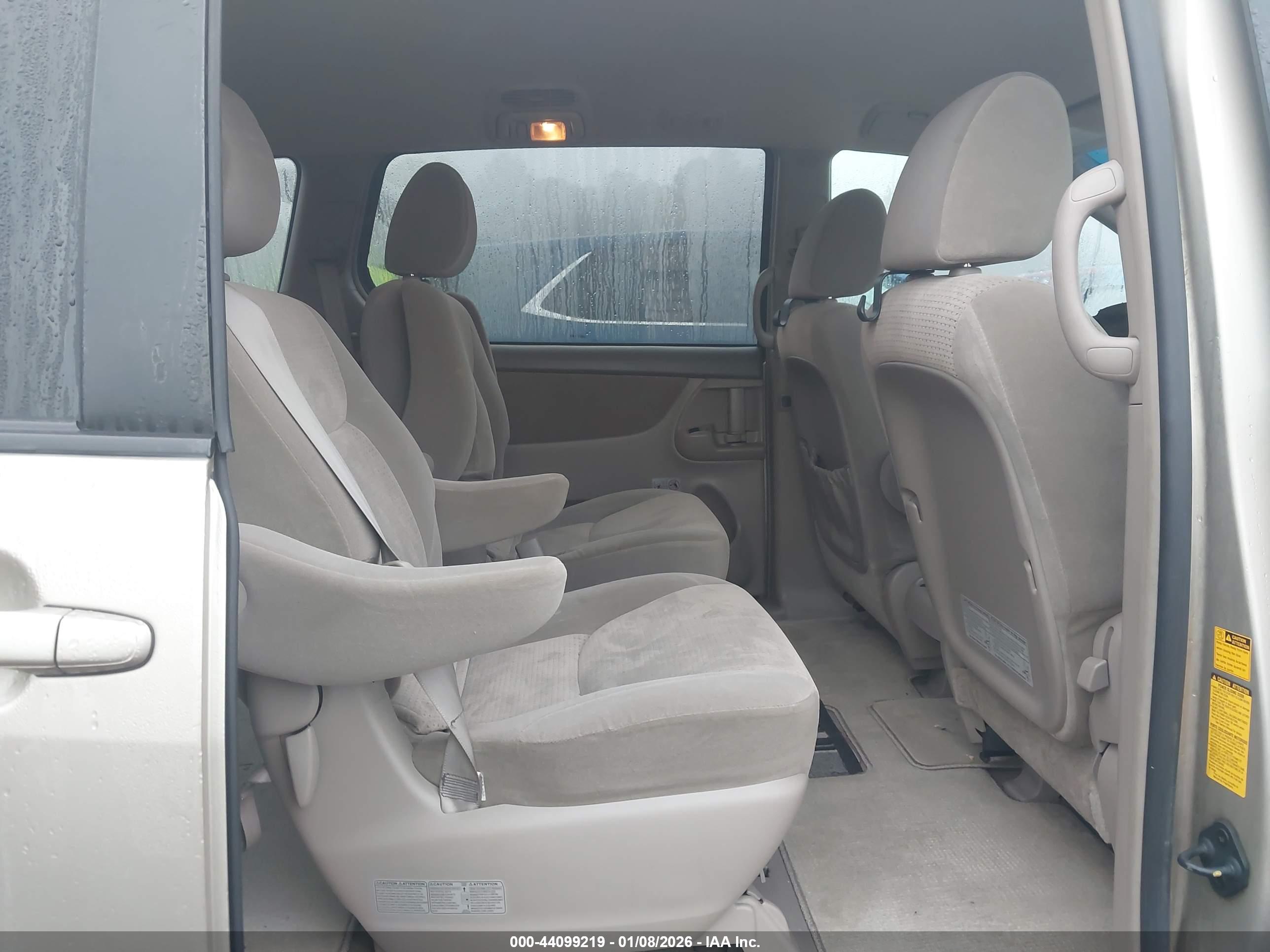 TOYOTA SIENNA image 8