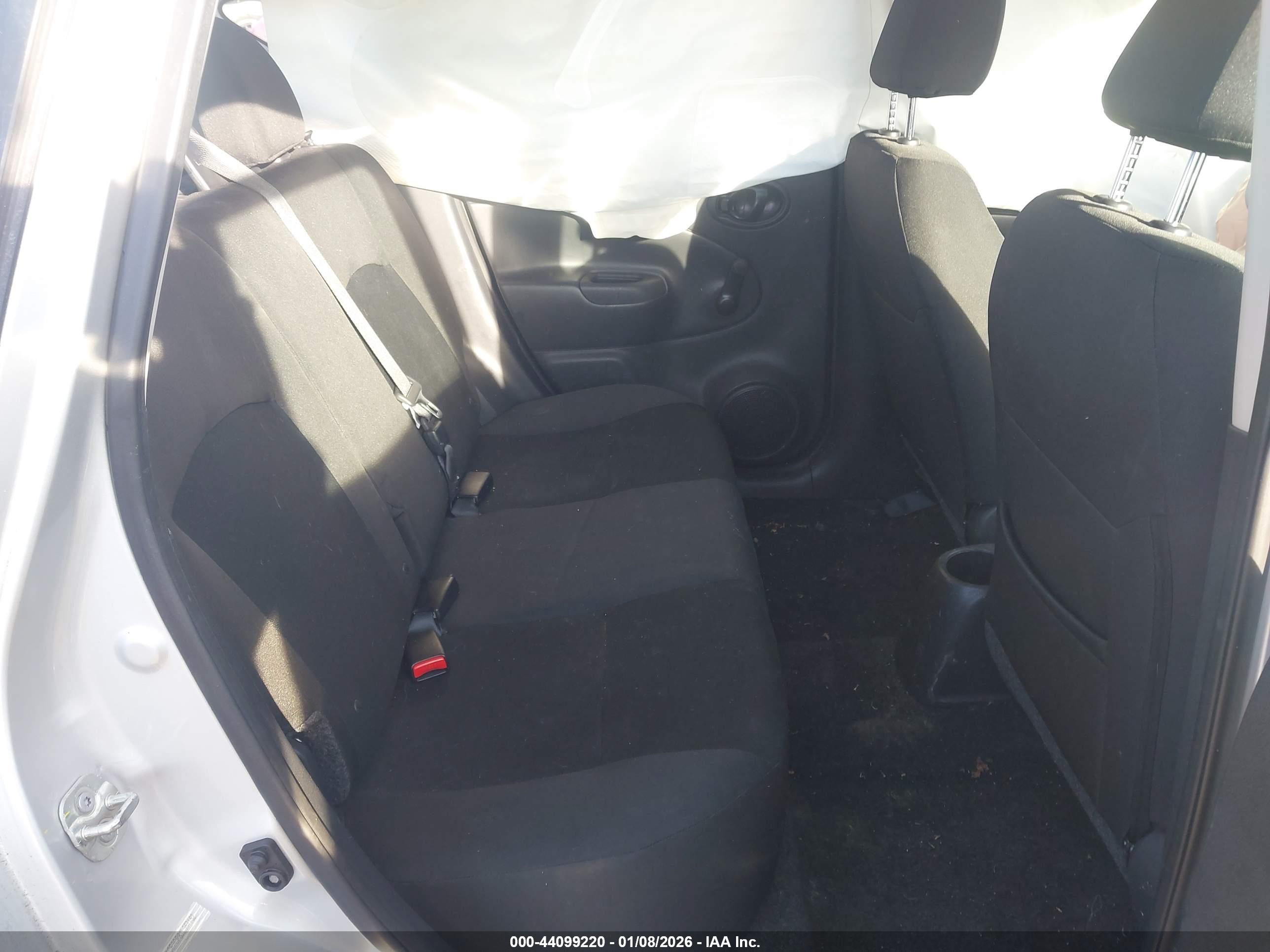 NISSAN VERSA image 8
