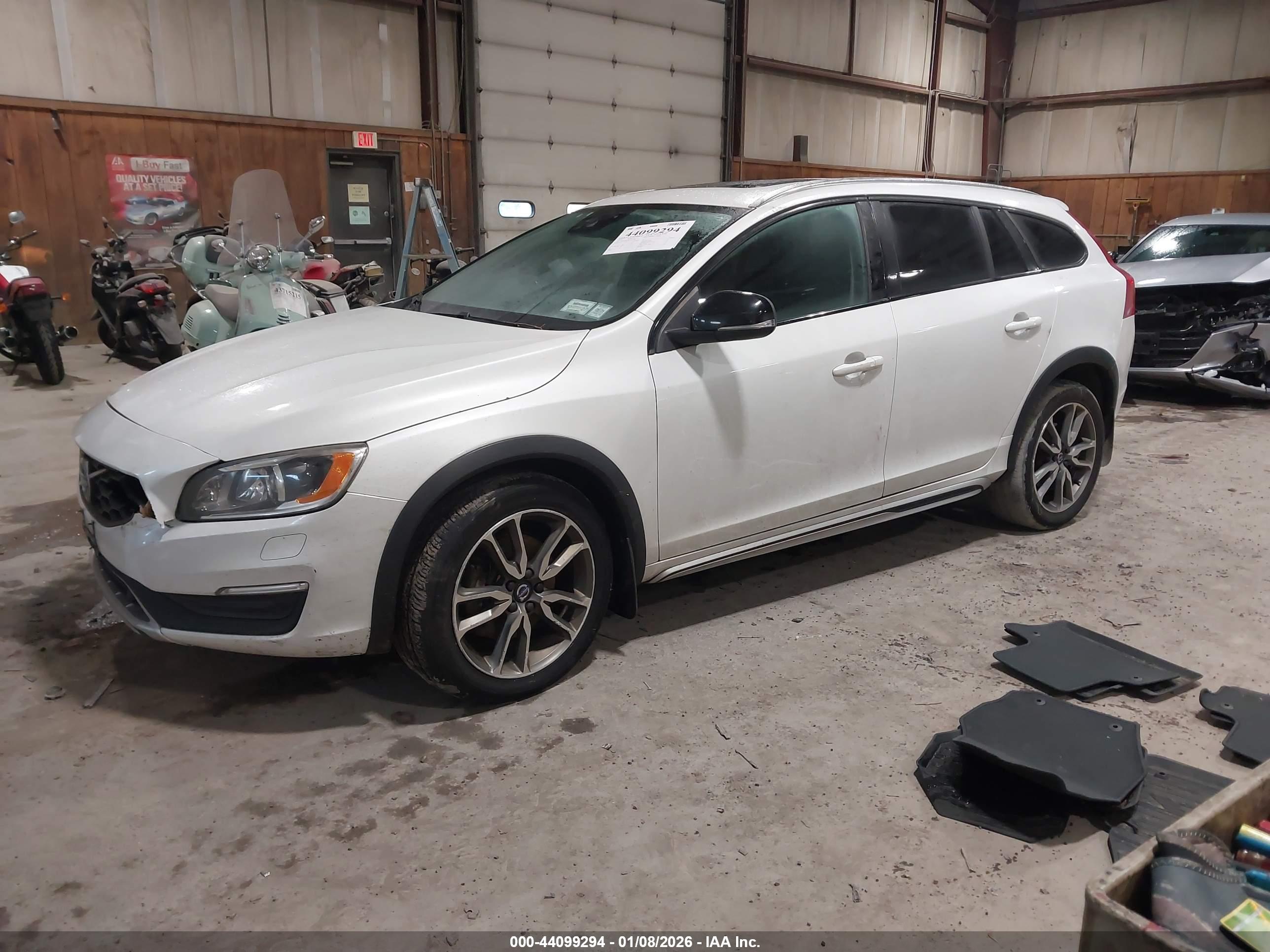 VOLVO V60 image 2