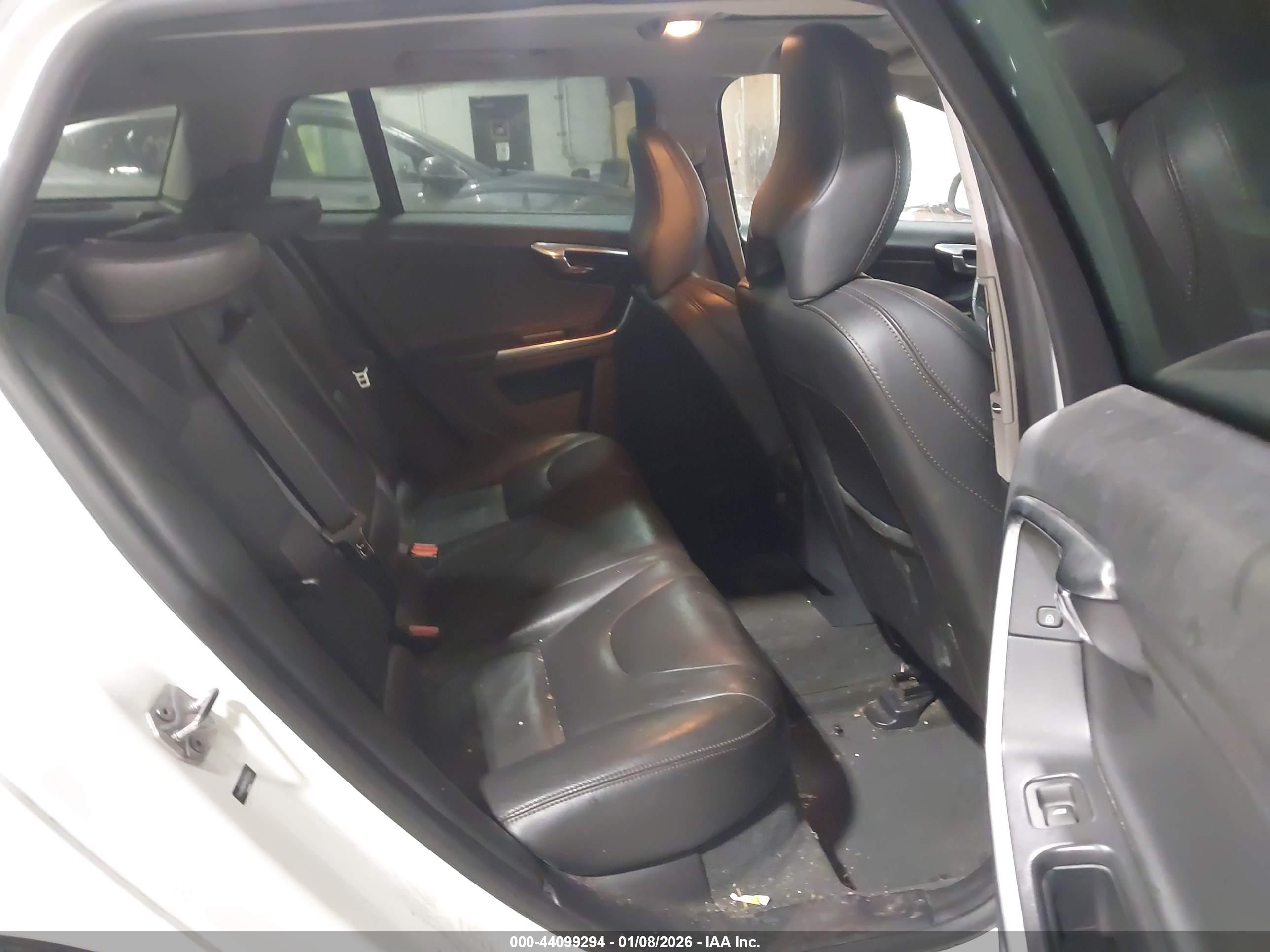 VOLVO V60 image 8
