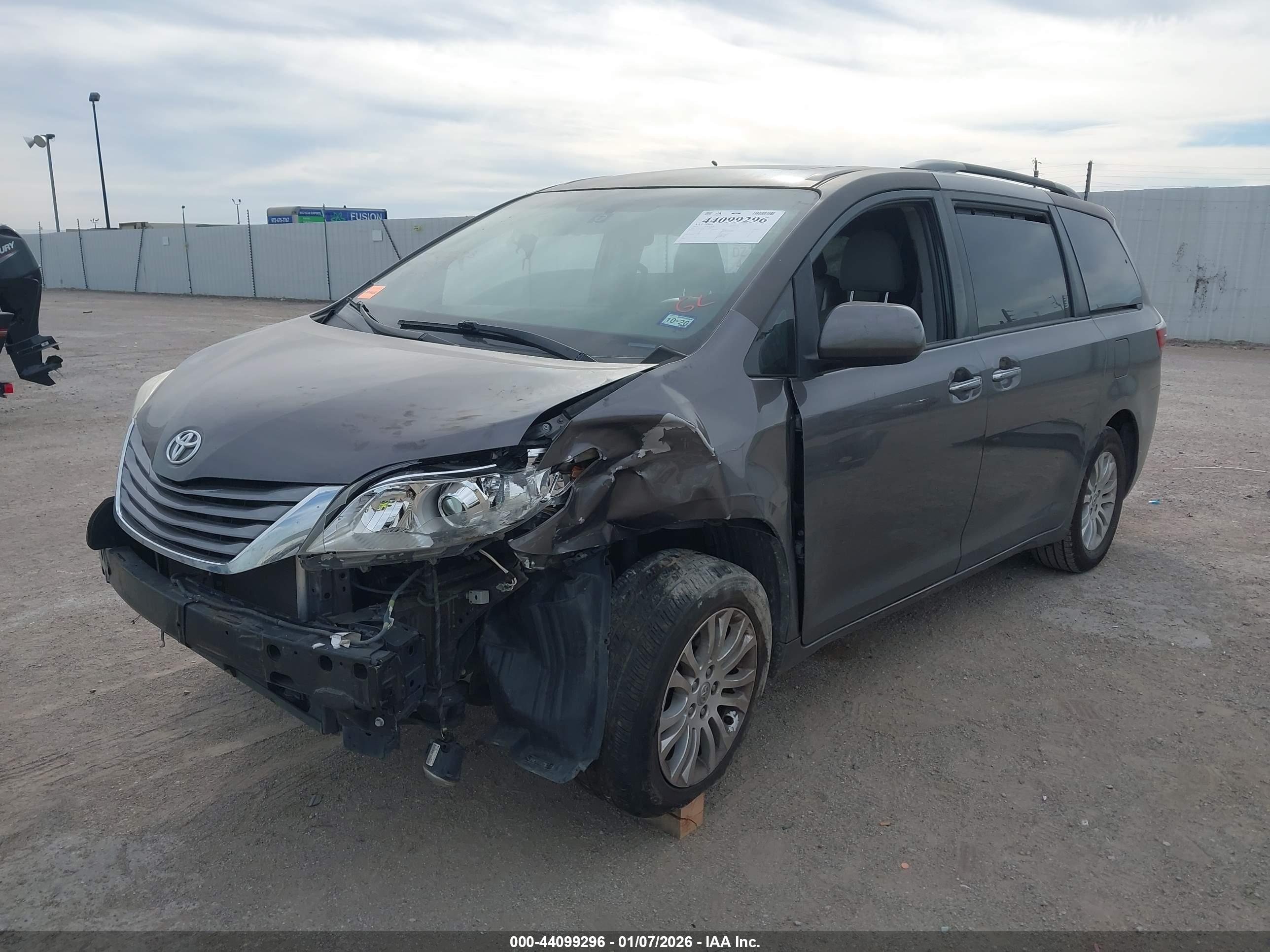TOYOTA SIENNA image 2