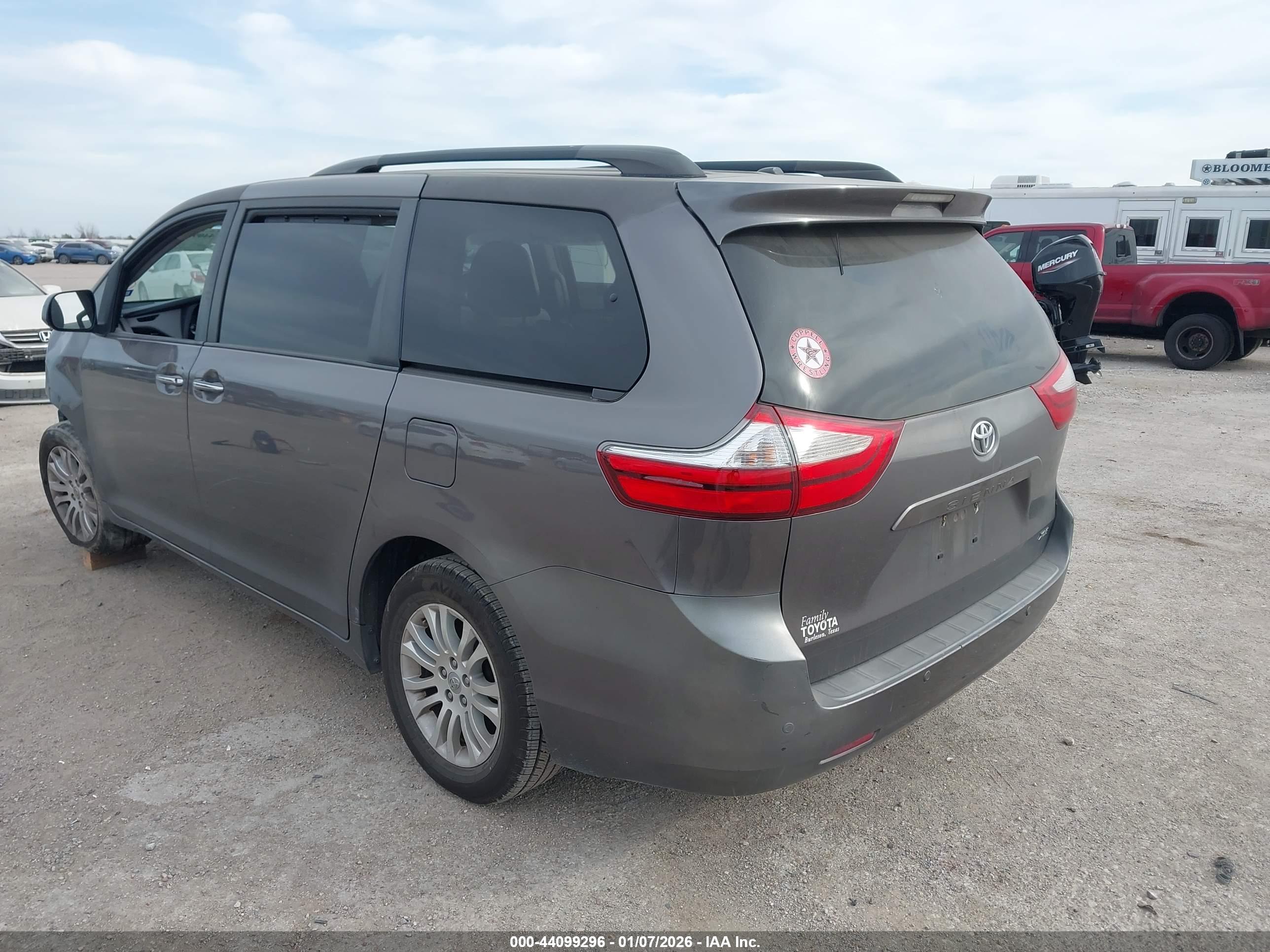 TOYOTA SIENNA image 3