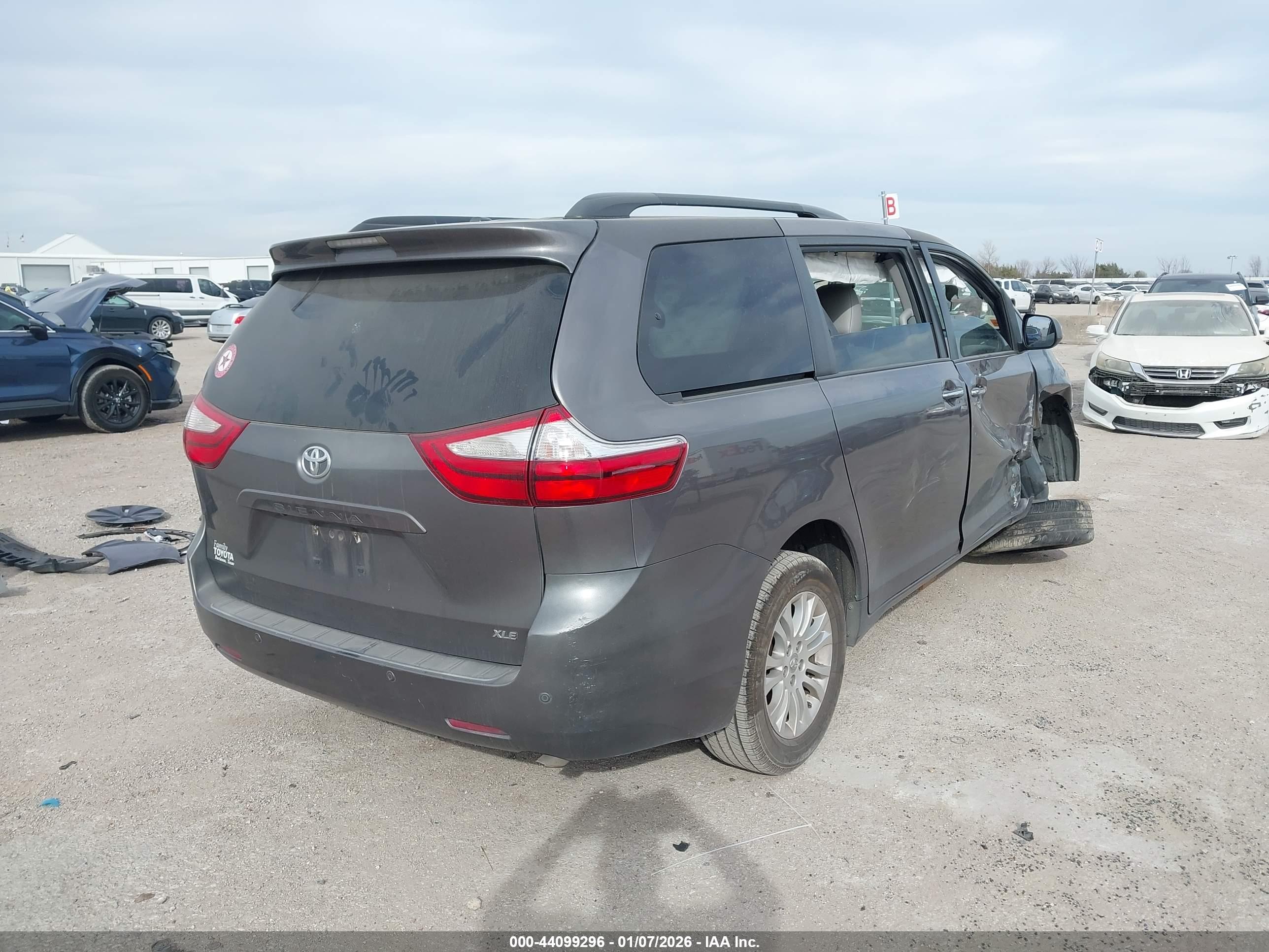 TOYOTA SIENNA image 4