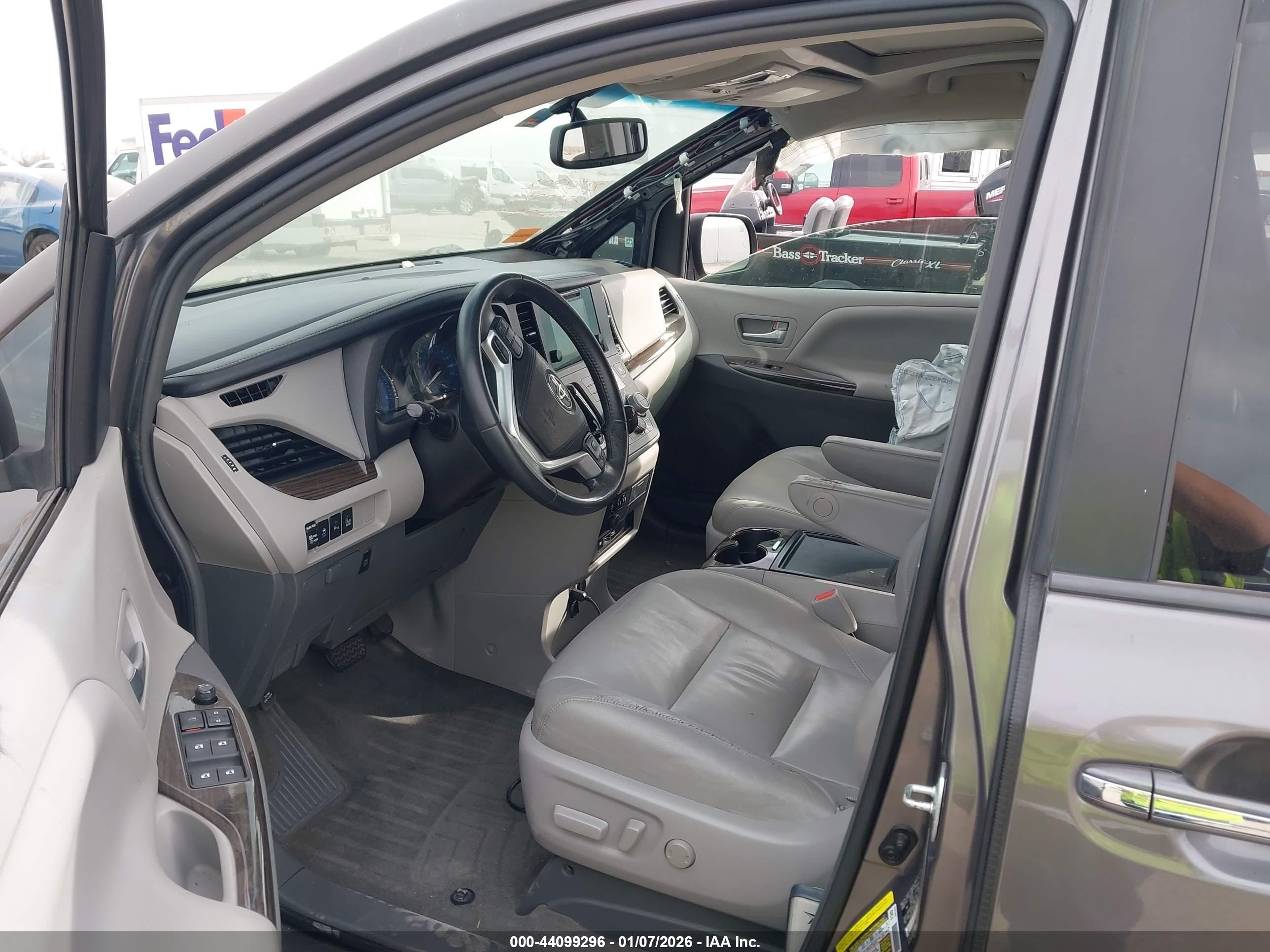 TOYOTA SIENNA image 5