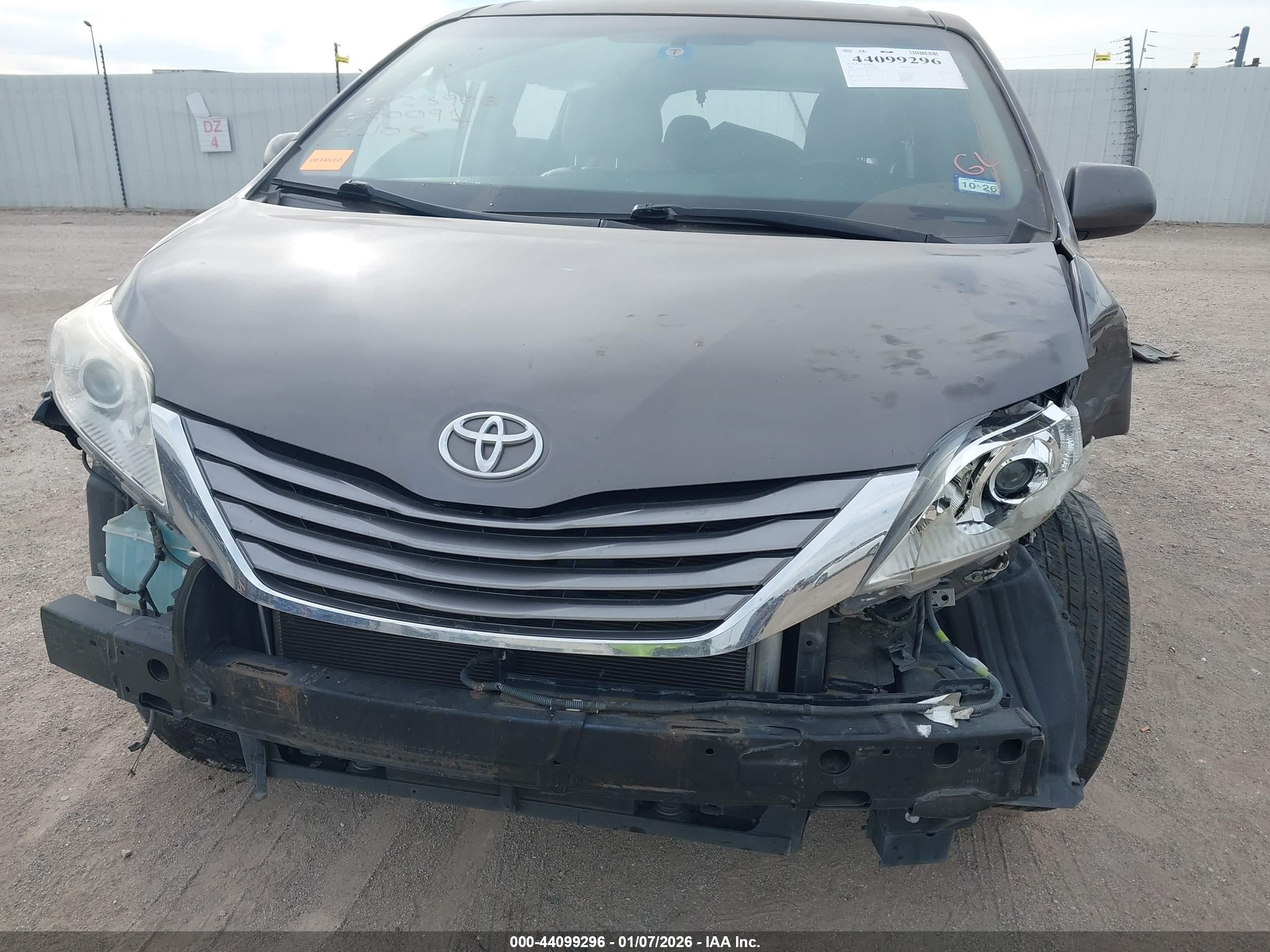 TOYOTA SIENNA image 6