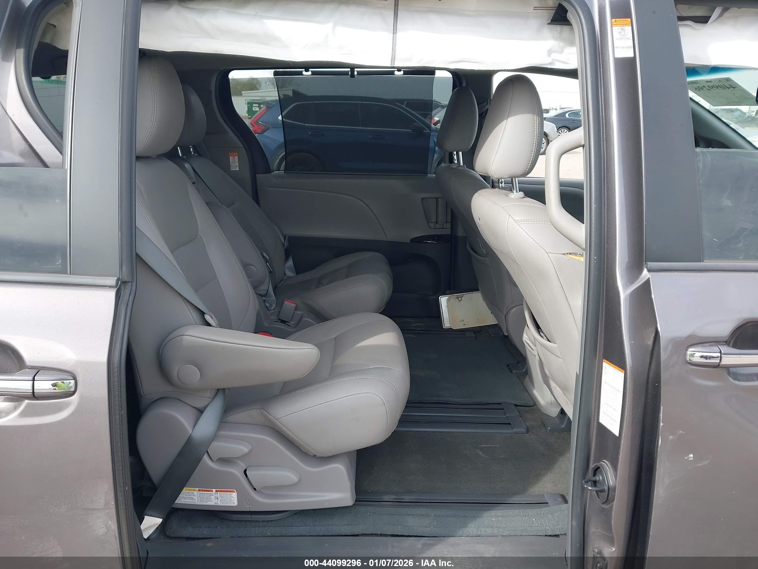 TOYOTA SIENNA image 8