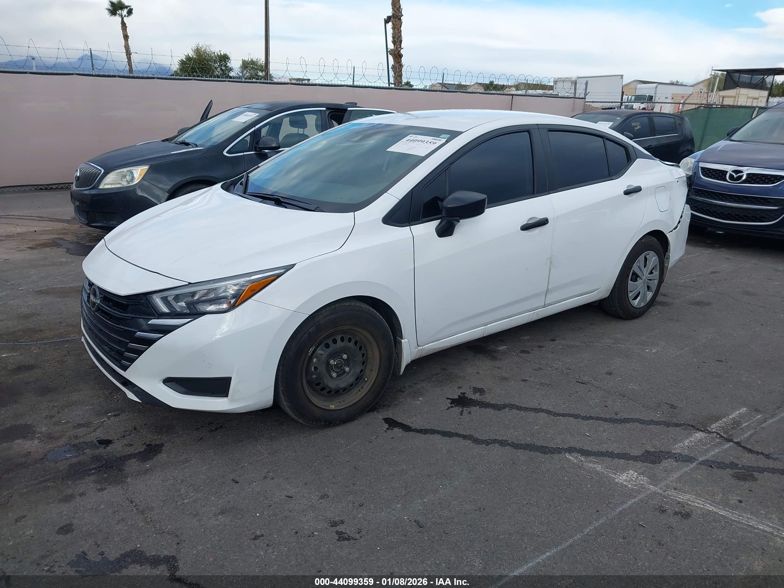 NISSAN VERSA image 2