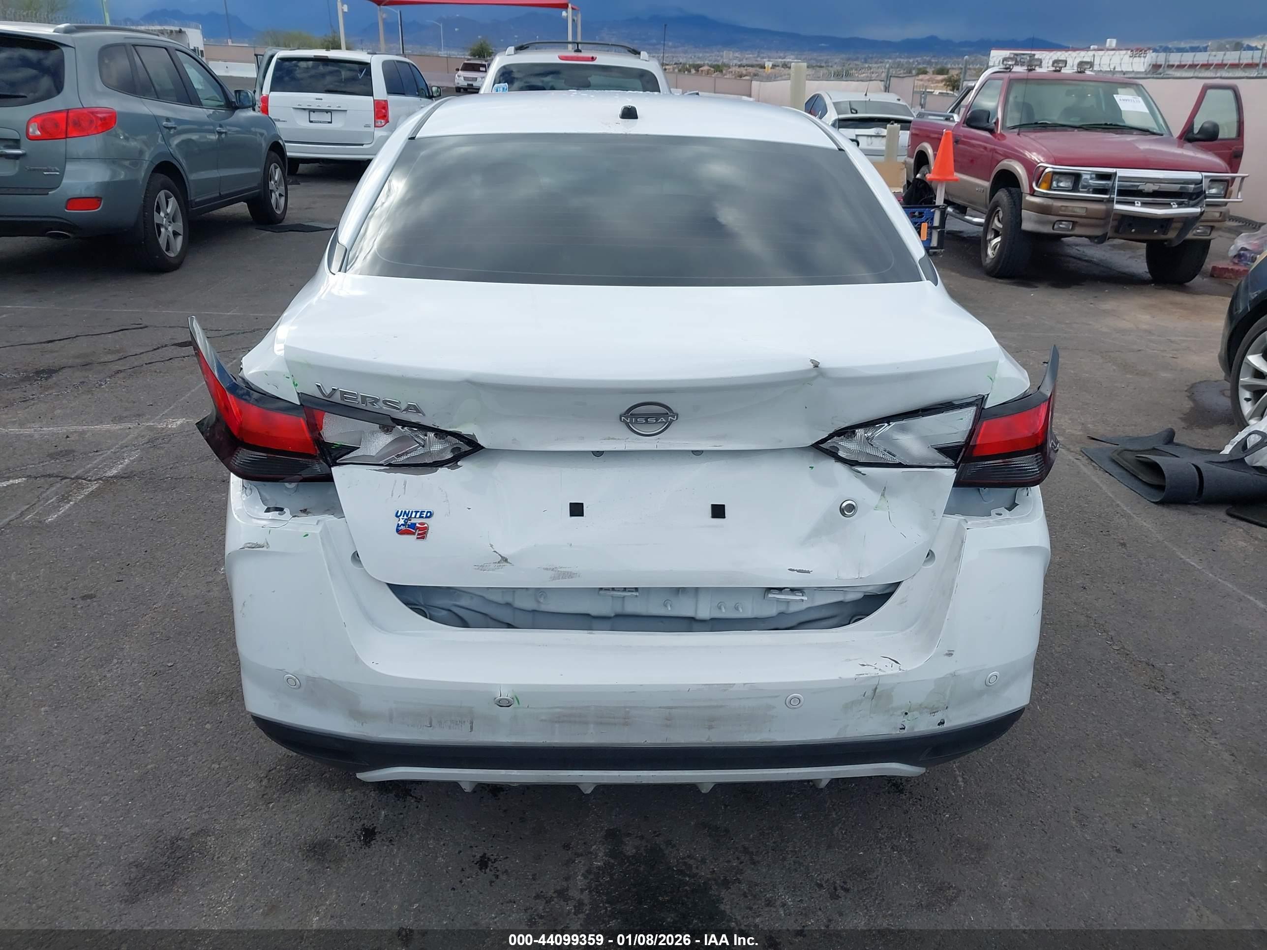 NISSAN VERSA image 6