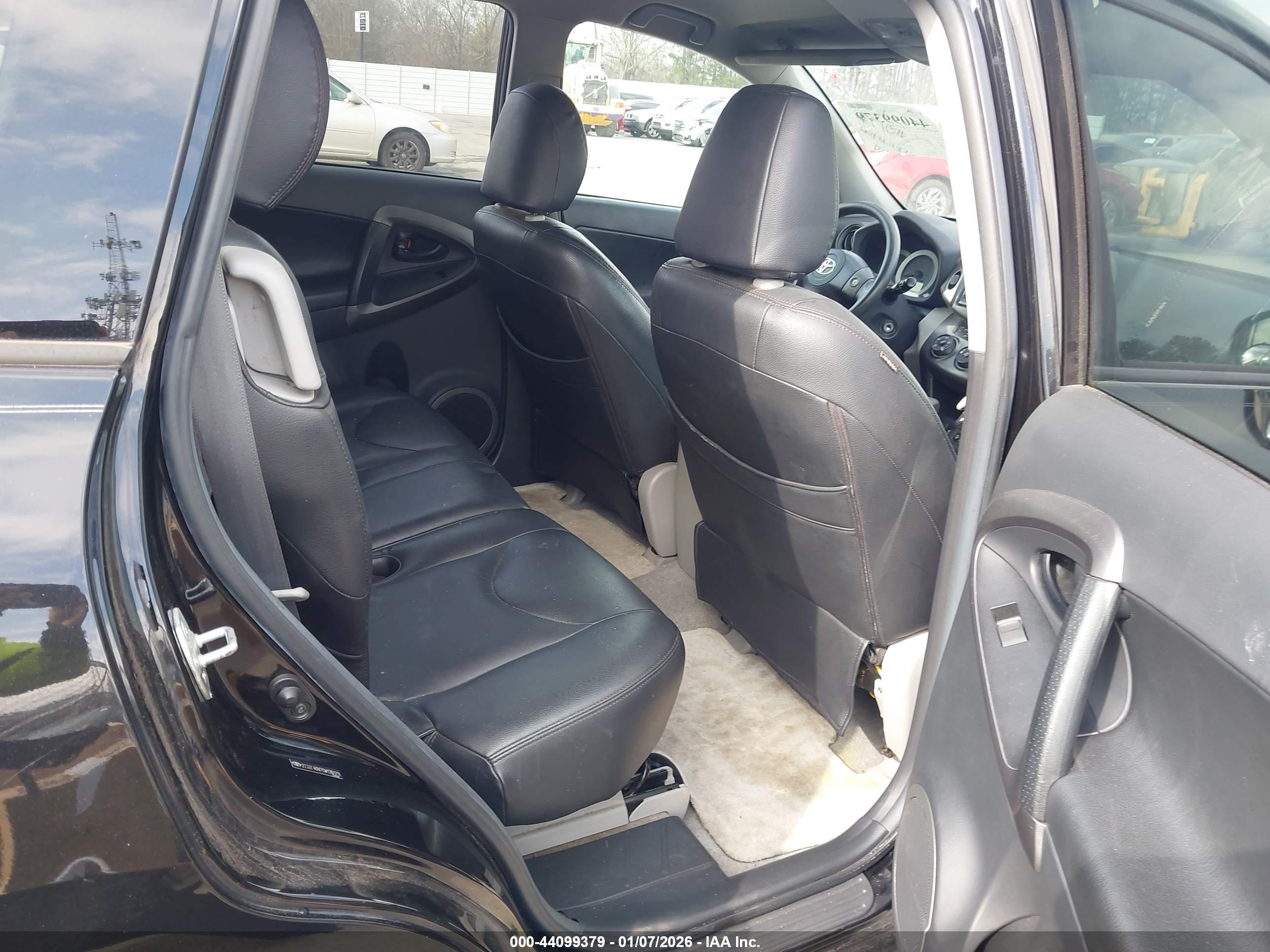 TOYOTA RAV4 image 8