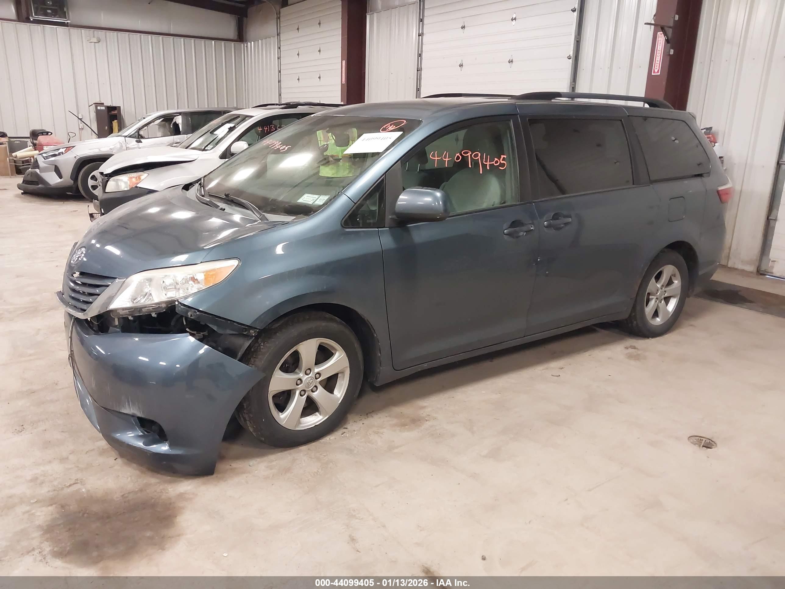 TOYOTA SIENNA image 2