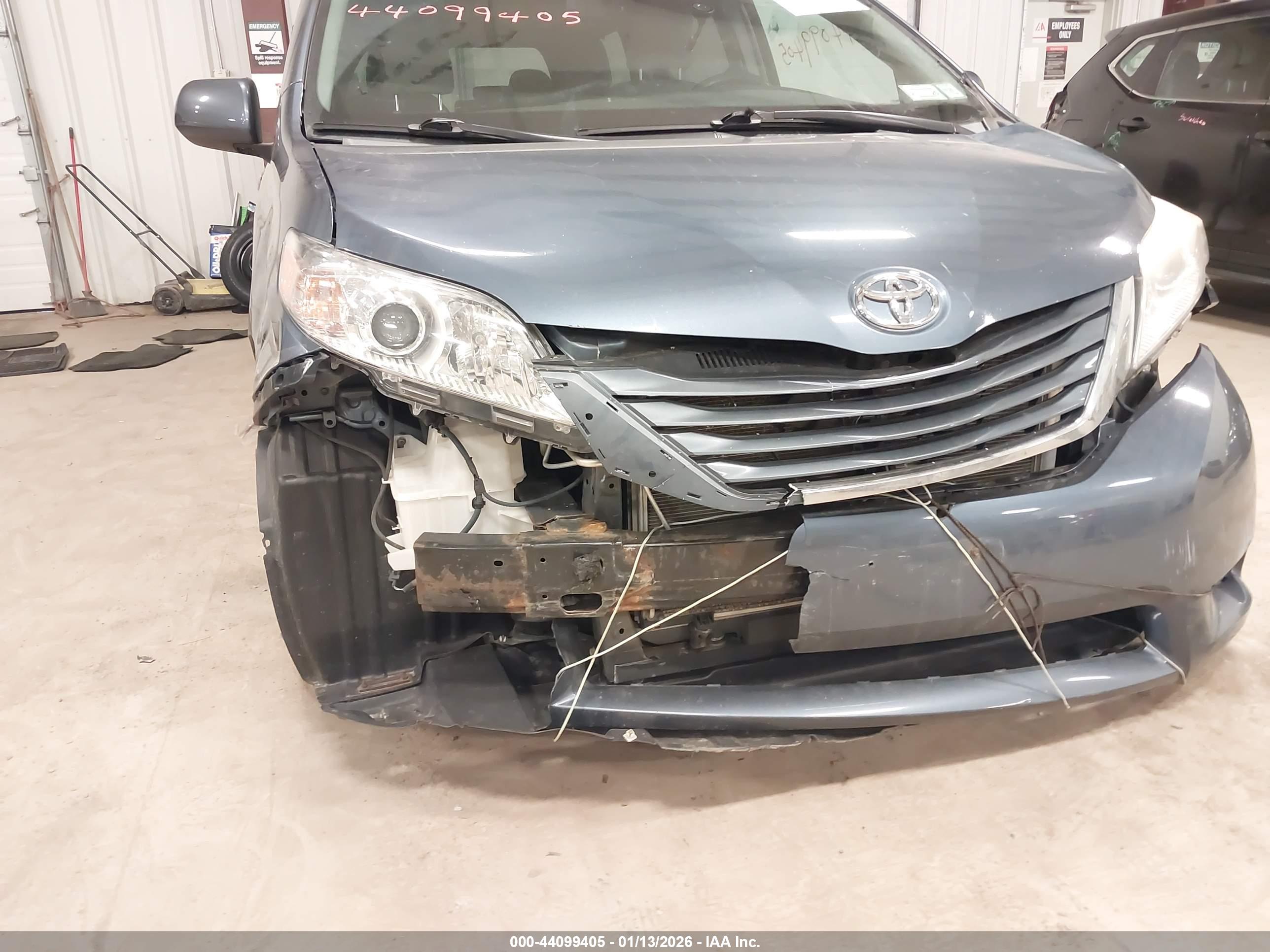 TOYOTA SIENNA image 6