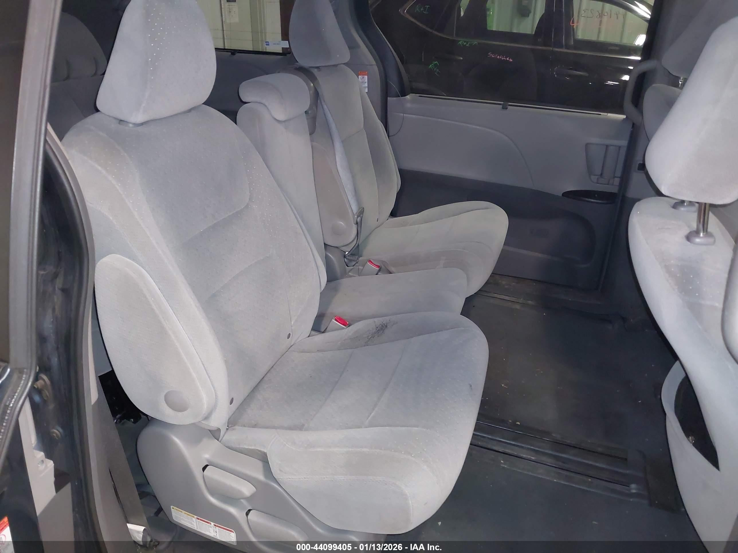 TOYOTA SIENNA image 8