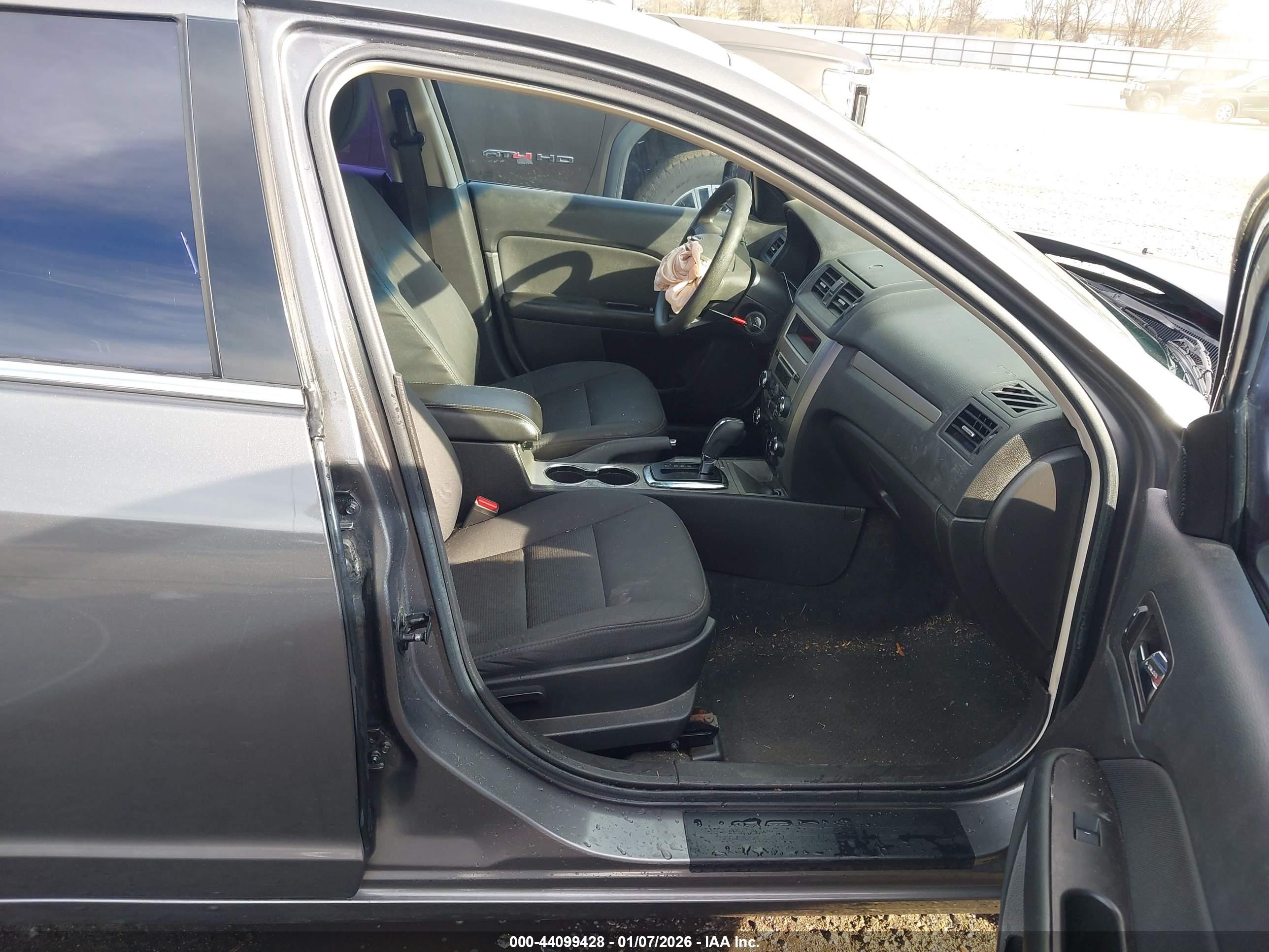 FORD FUSION image 5