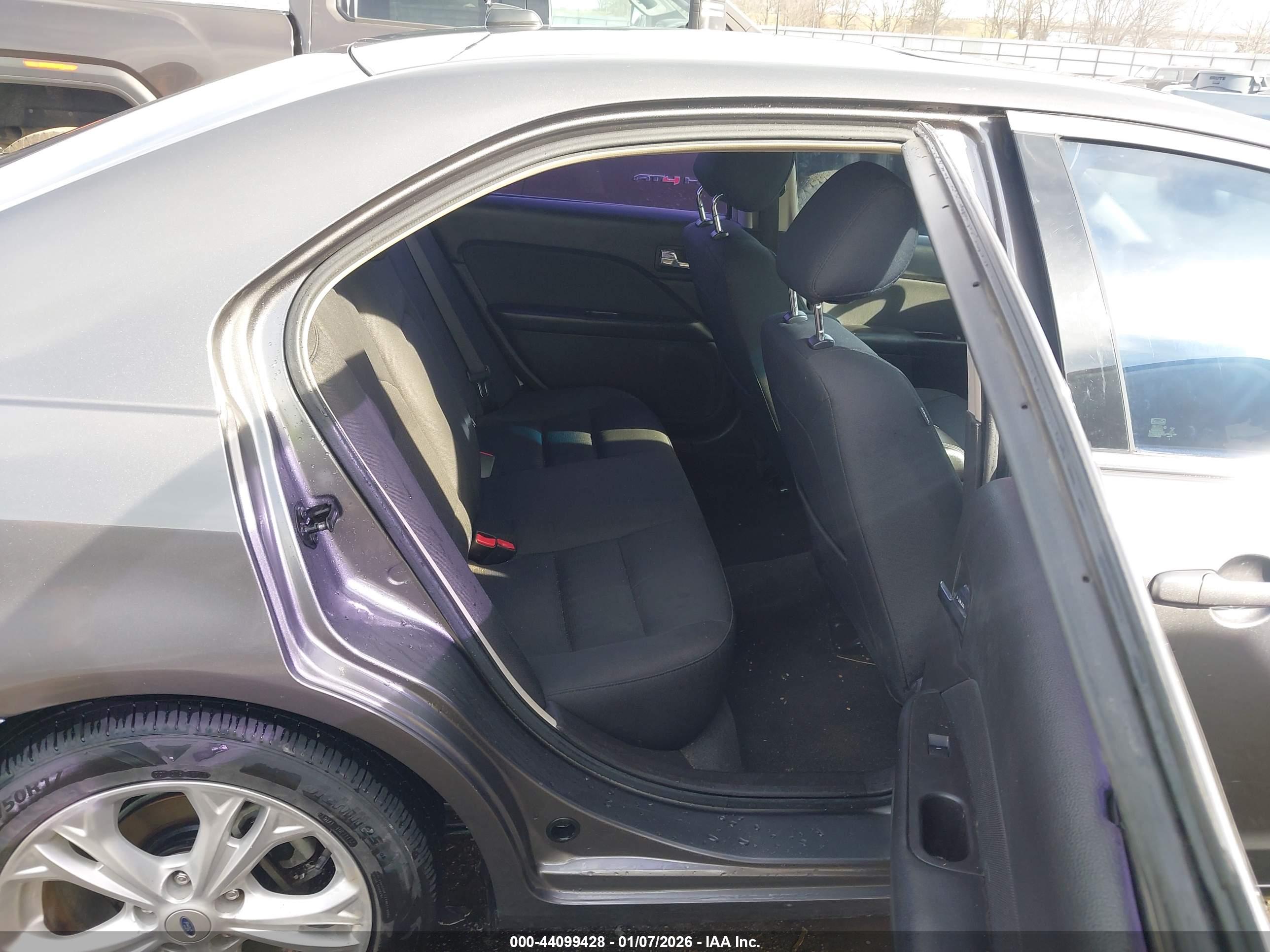 FORD FUSION image 8
