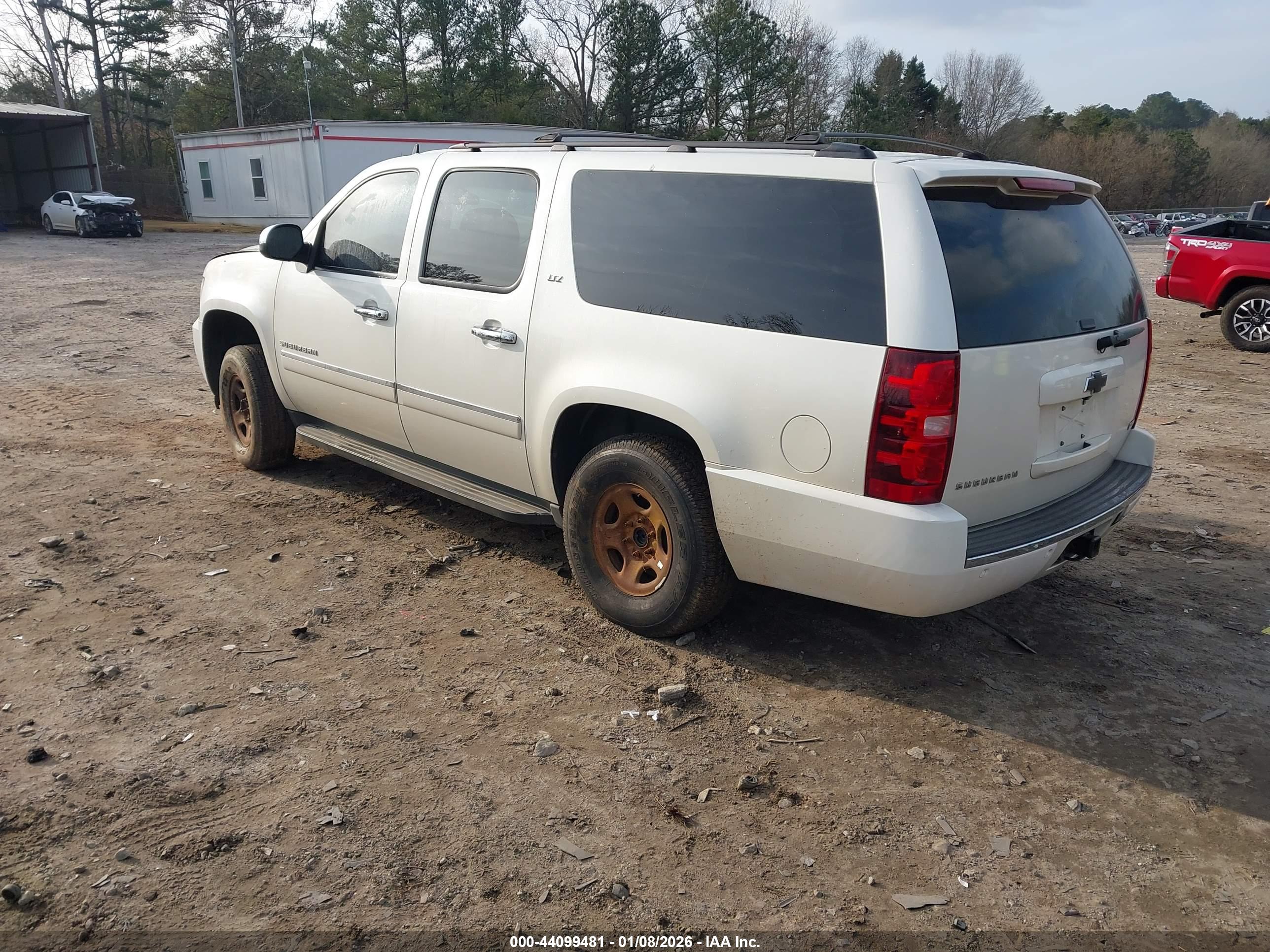 CHEVROLET SUBURBAN image 3