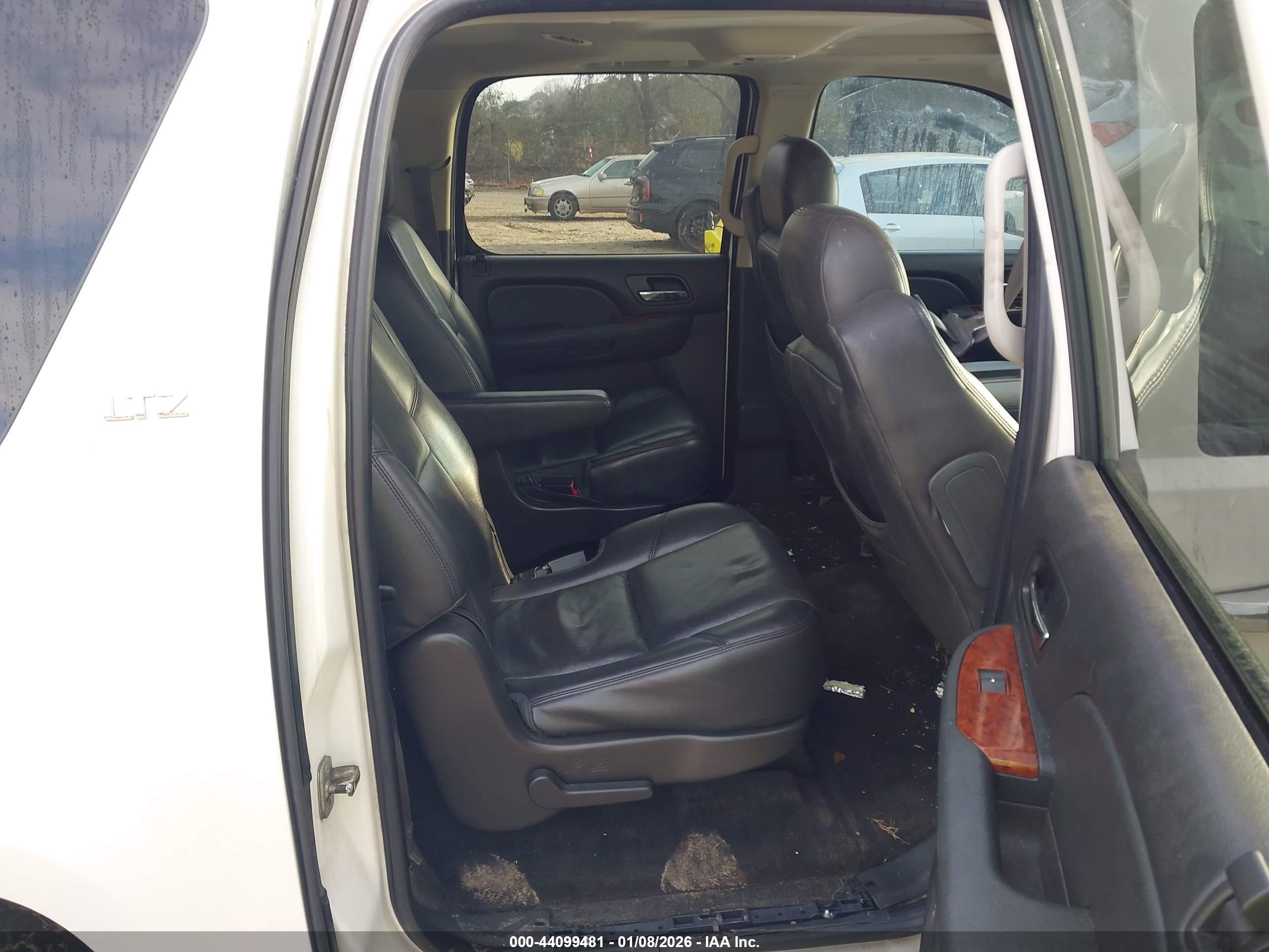CHEVROLET SUBURBAN image 8
