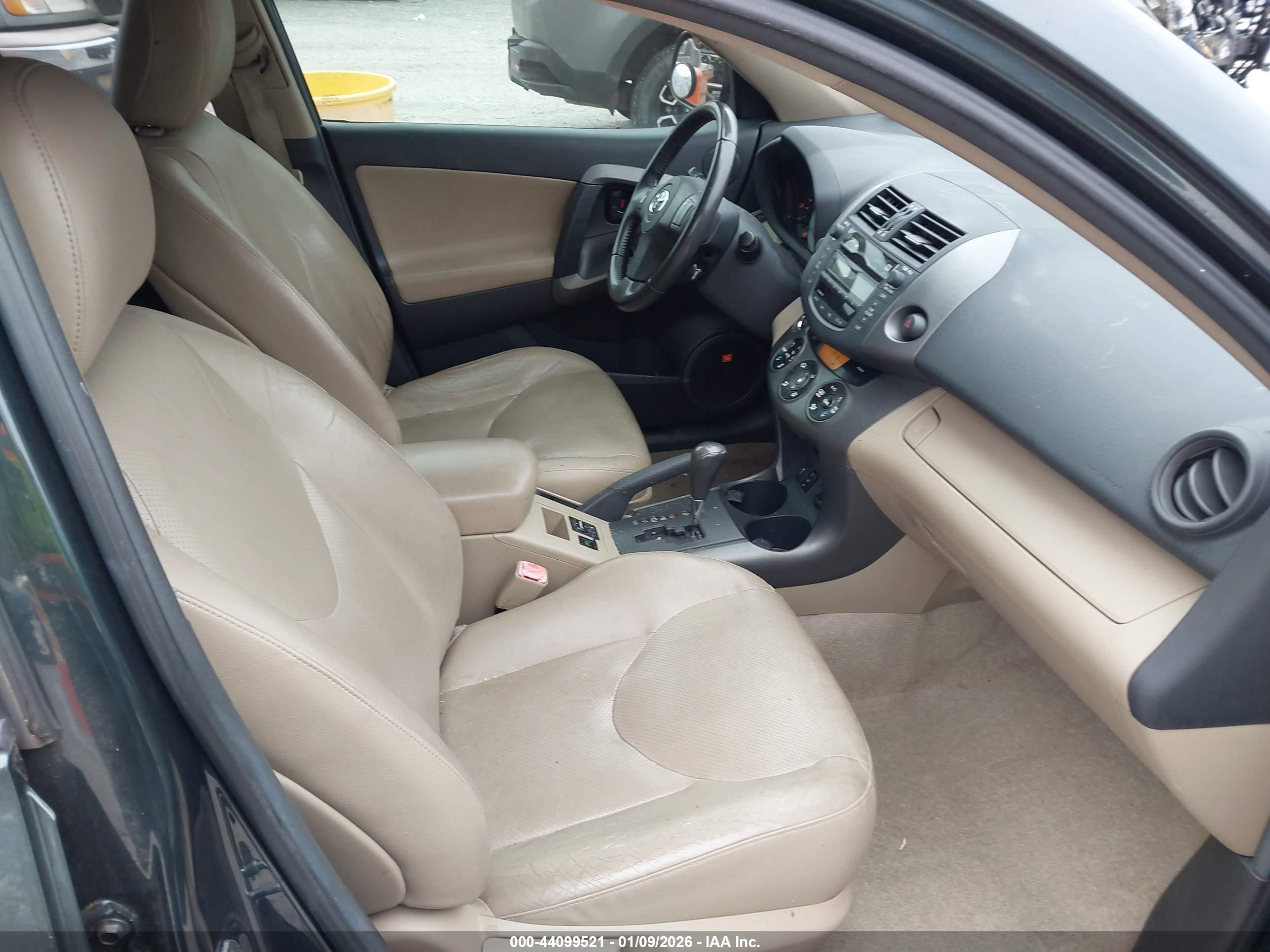 TOYOTA RAV4 image 5