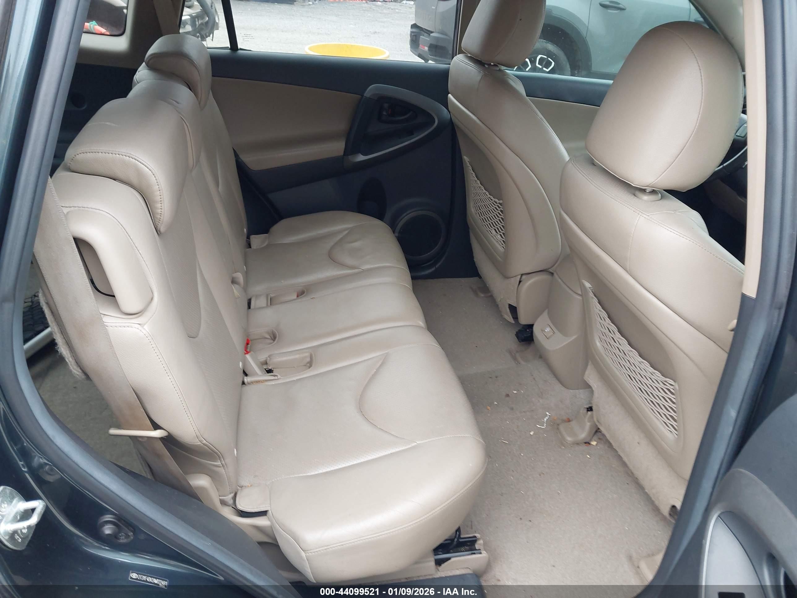 TOYOTA RAV4 image 8
