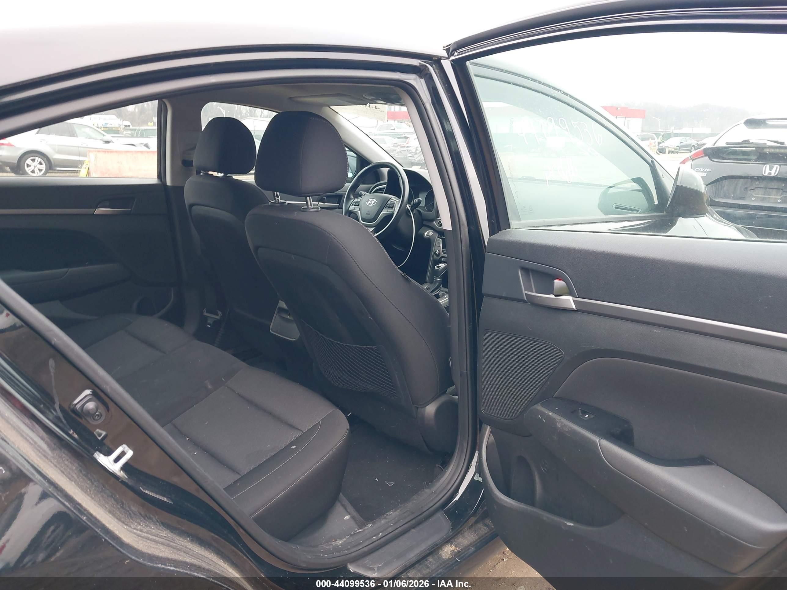 HYUNDAI ELANTRA image 8