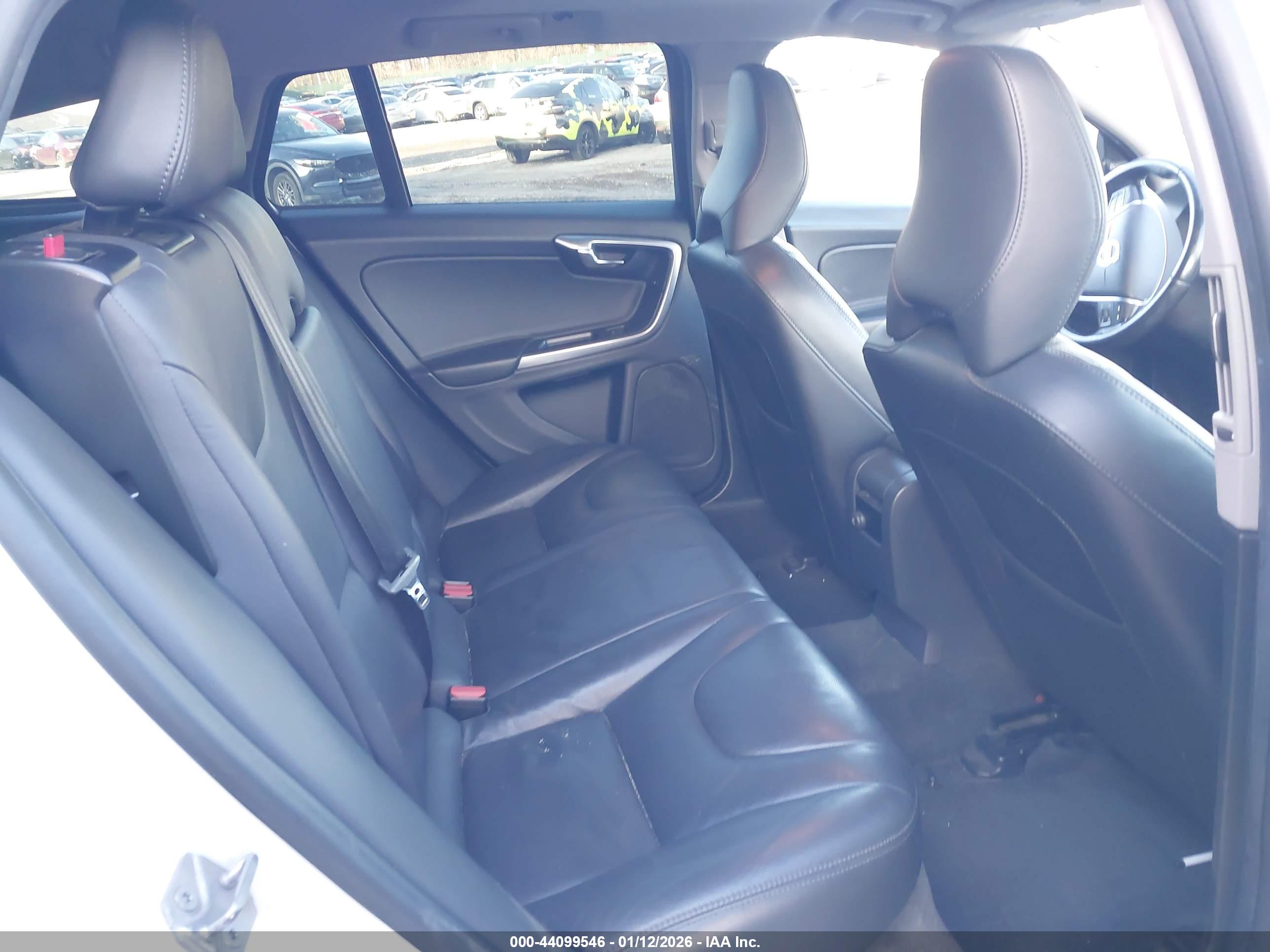 VOLVO V60 image 8