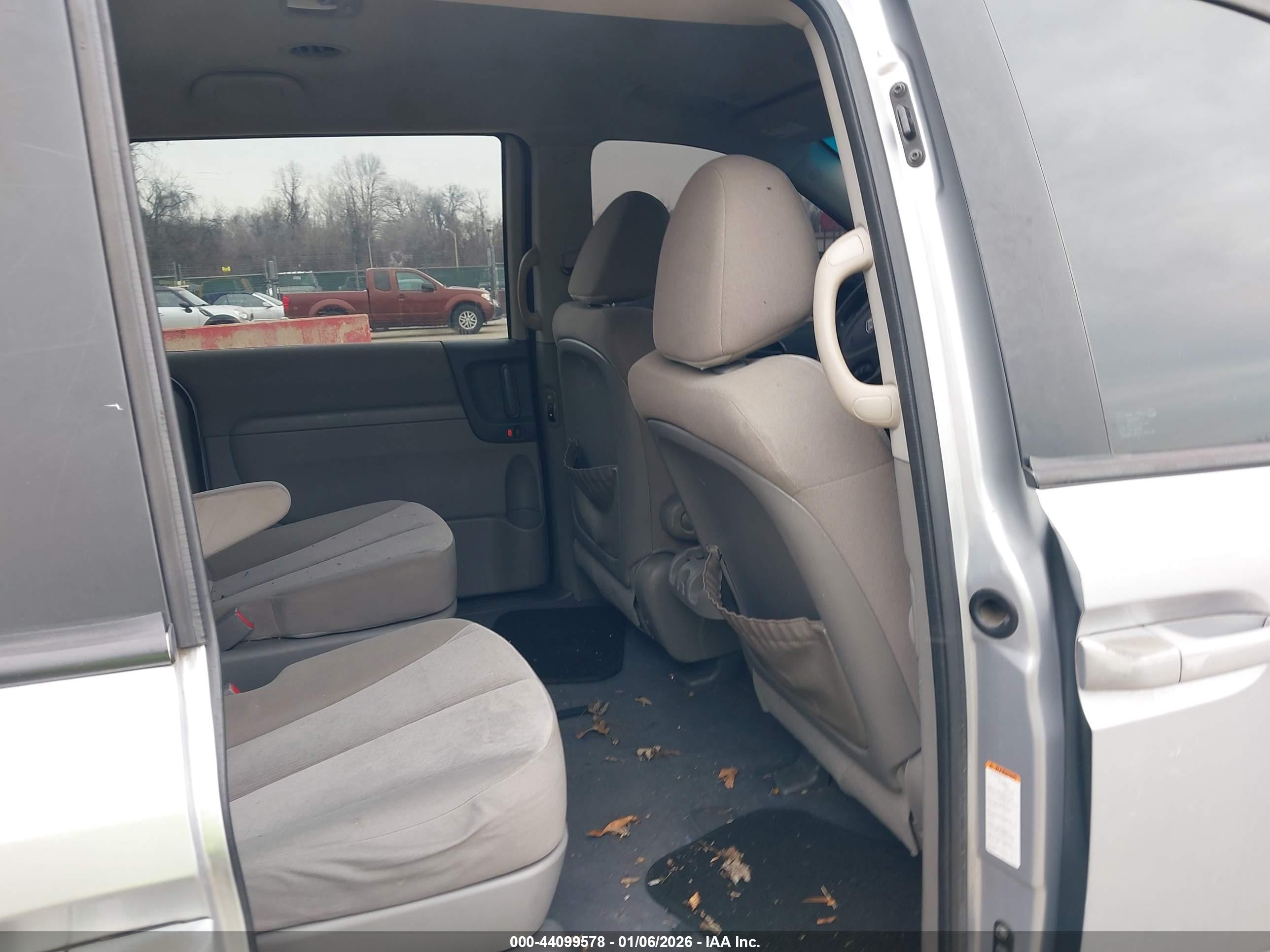 KIA SEDONA image 8