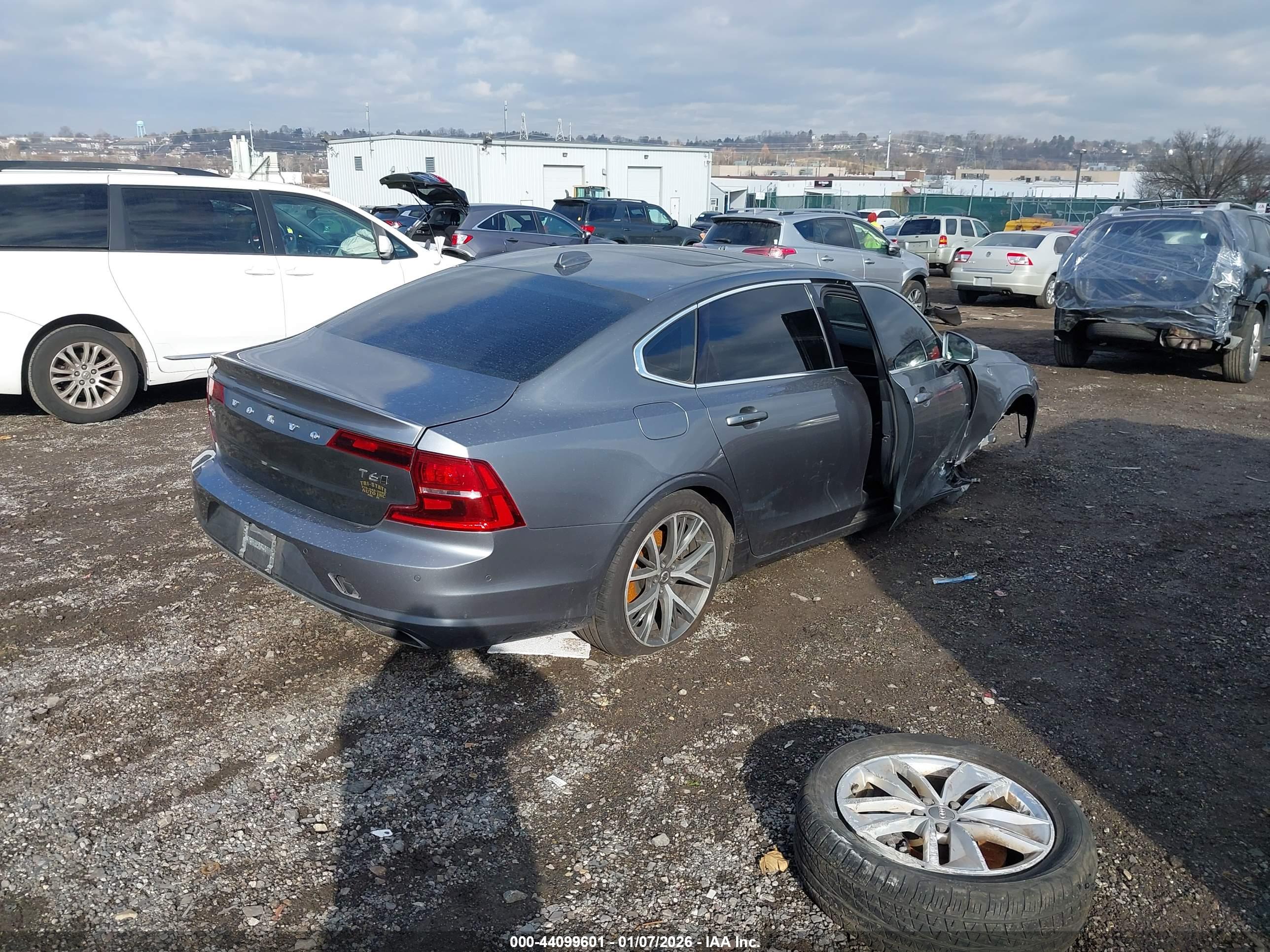 VOLVO S90 image 4