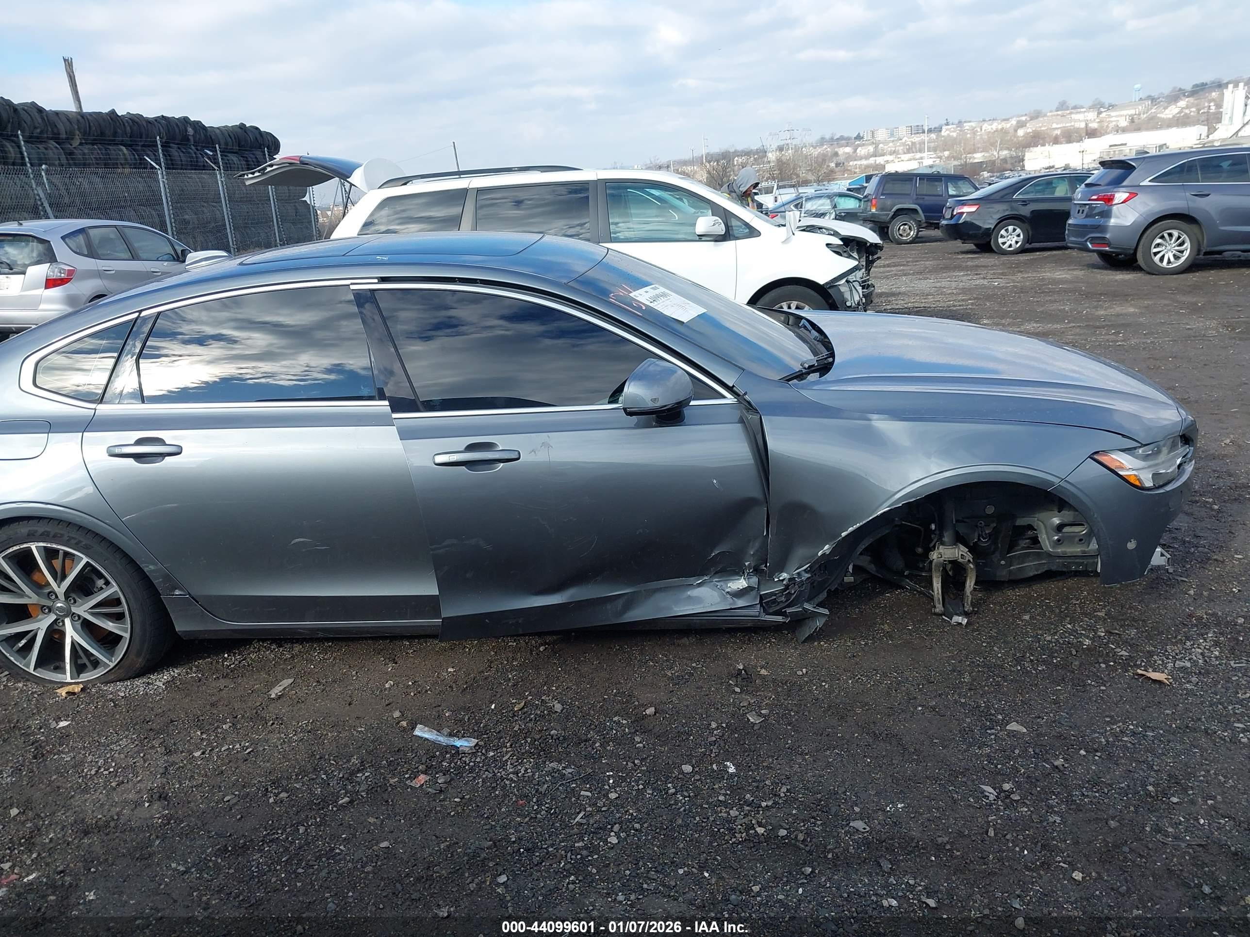 VOLVO S90 image 6