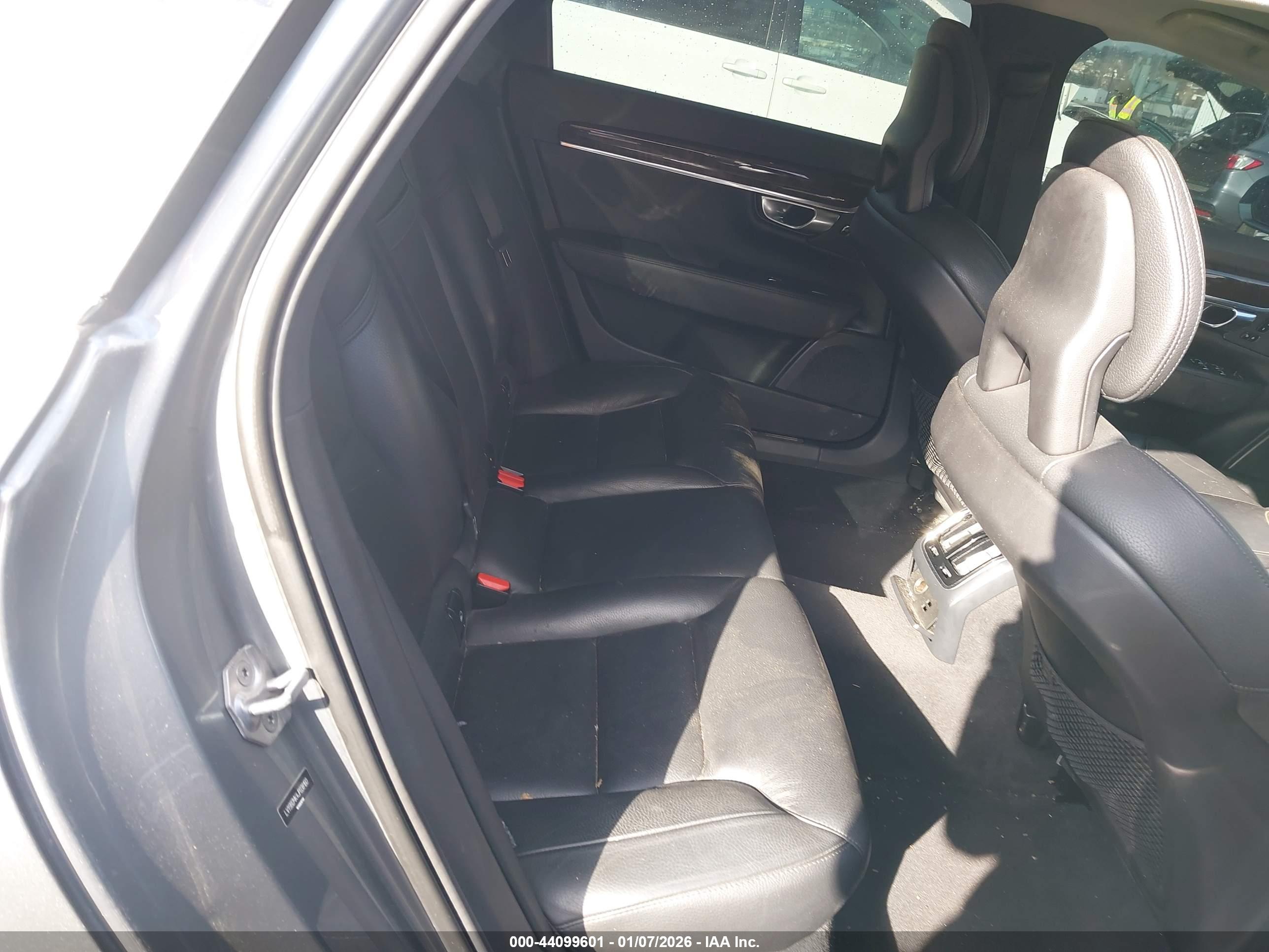 VOLVO S90 image 8