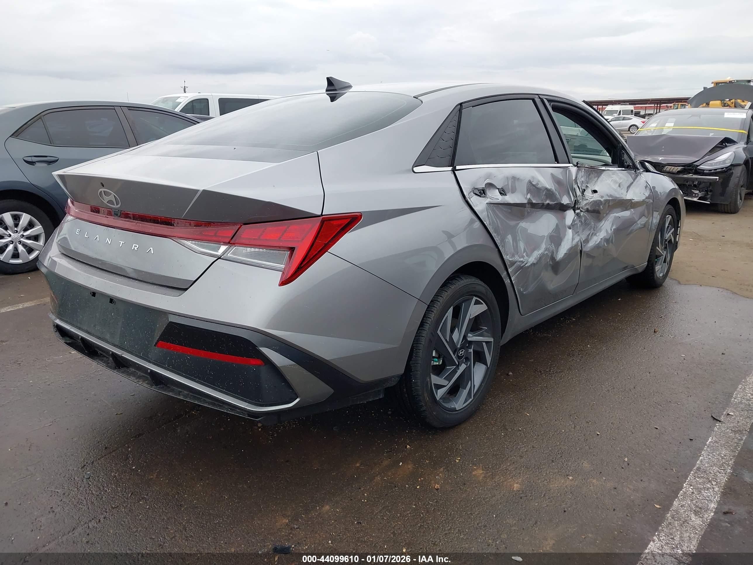 HYUNDAI ELANTRA image 4