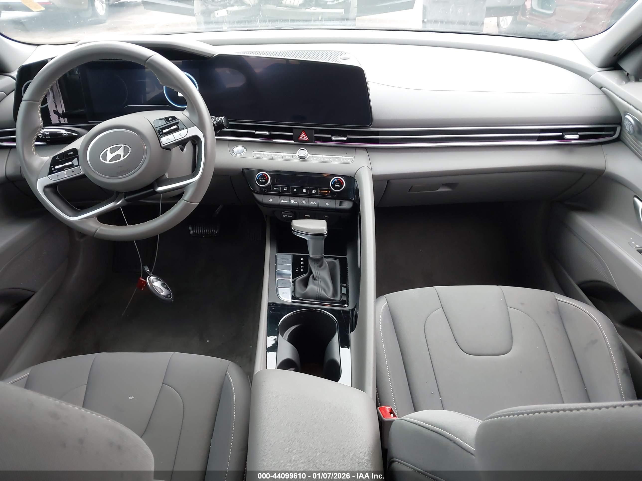 HYUNDAI ELANTRA image 5