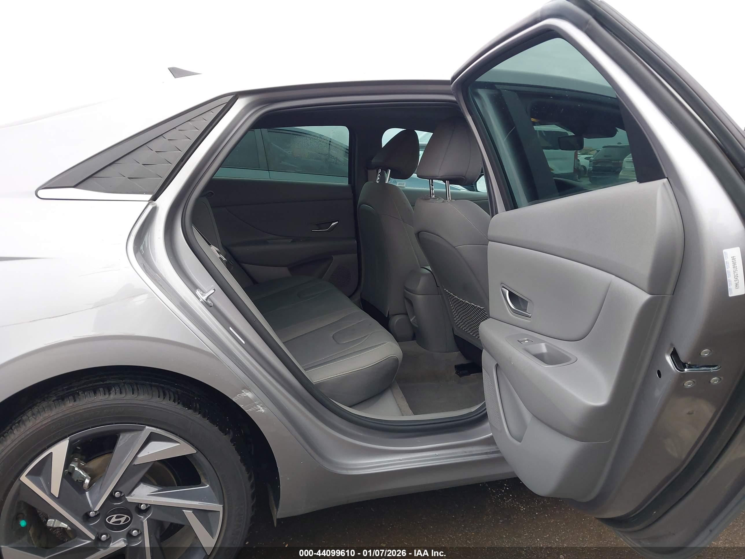 HYUNDAI ELANTRA image 8
