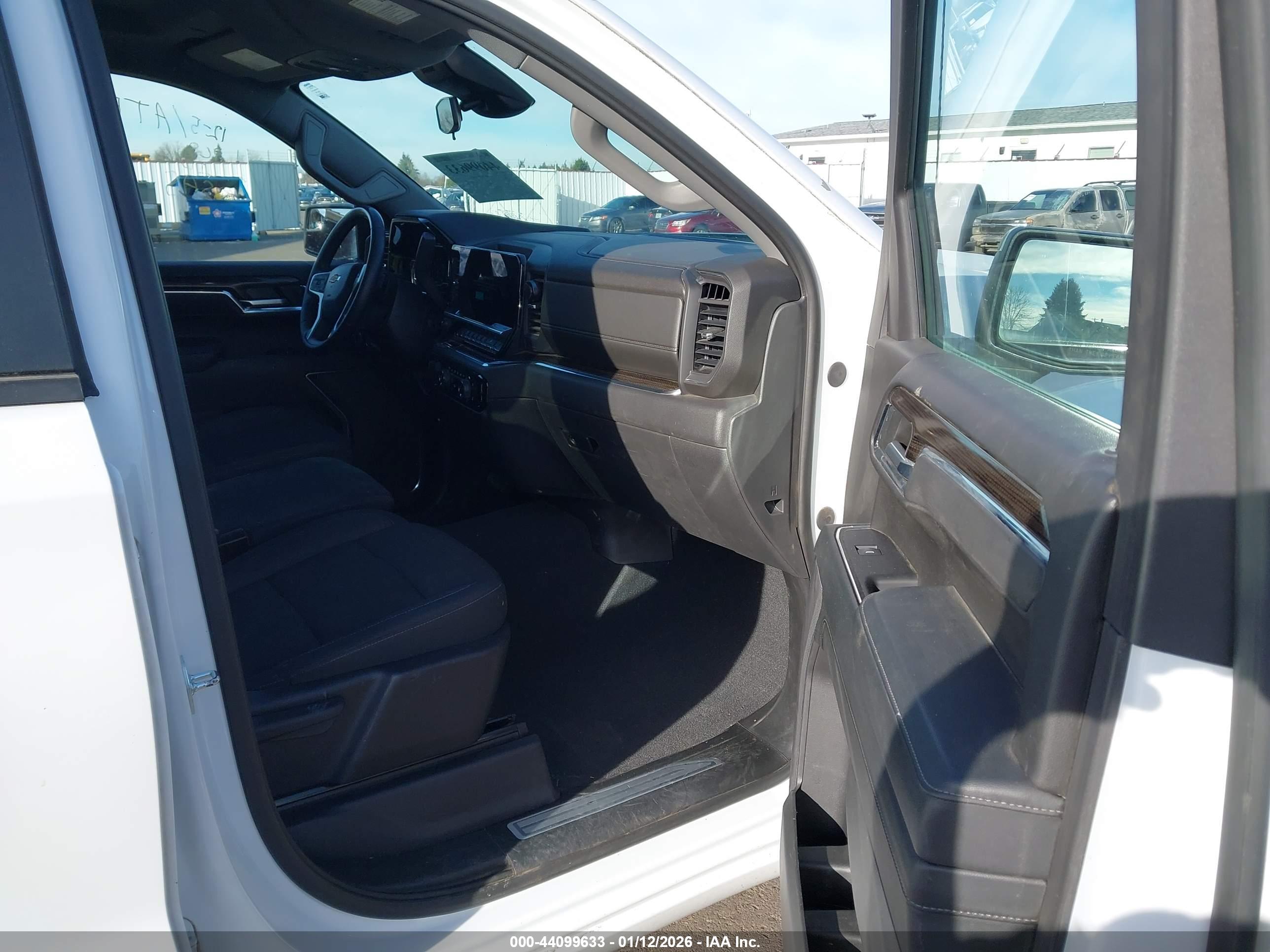 CHEVROLET SILVERADO image 5