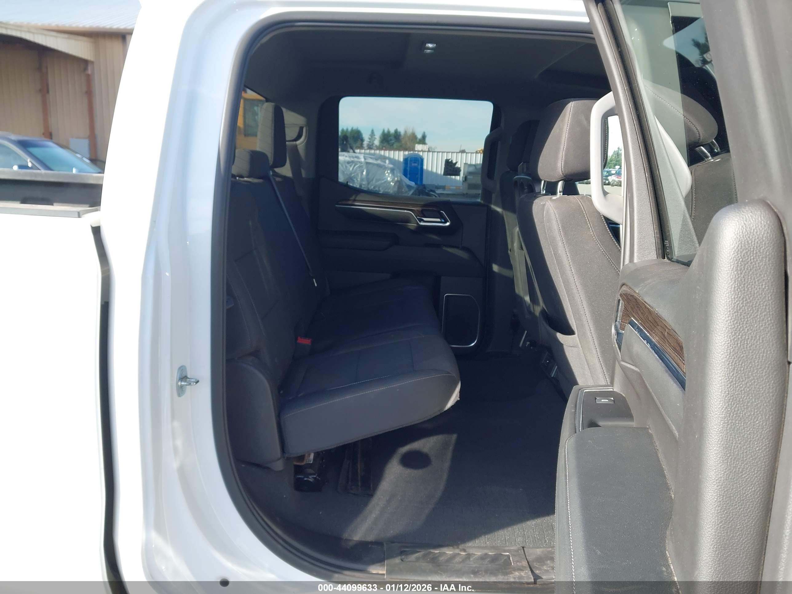 CHEVROLET SILVERADO image 8
