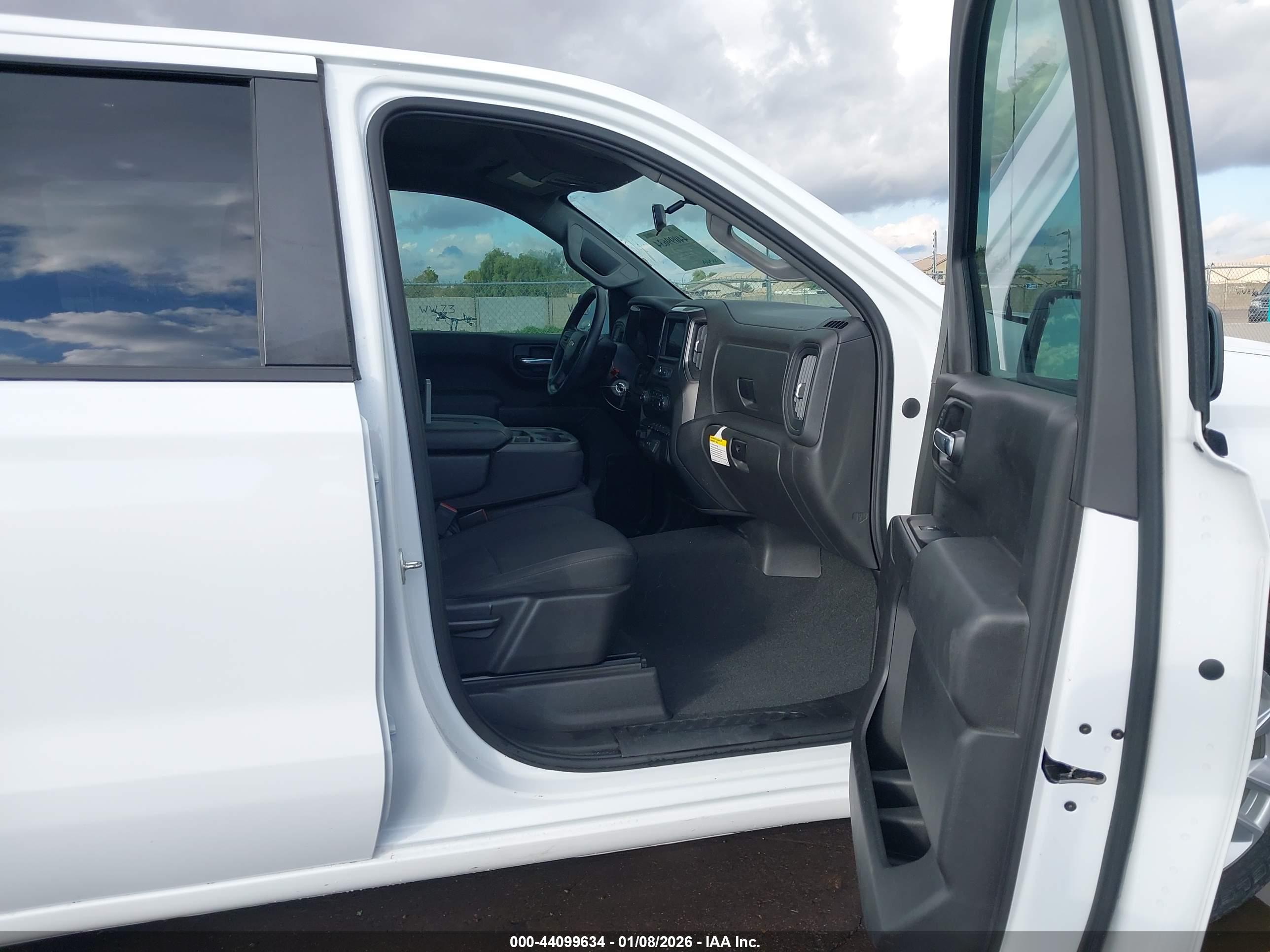 CHEVROLET SILVERADO image 5