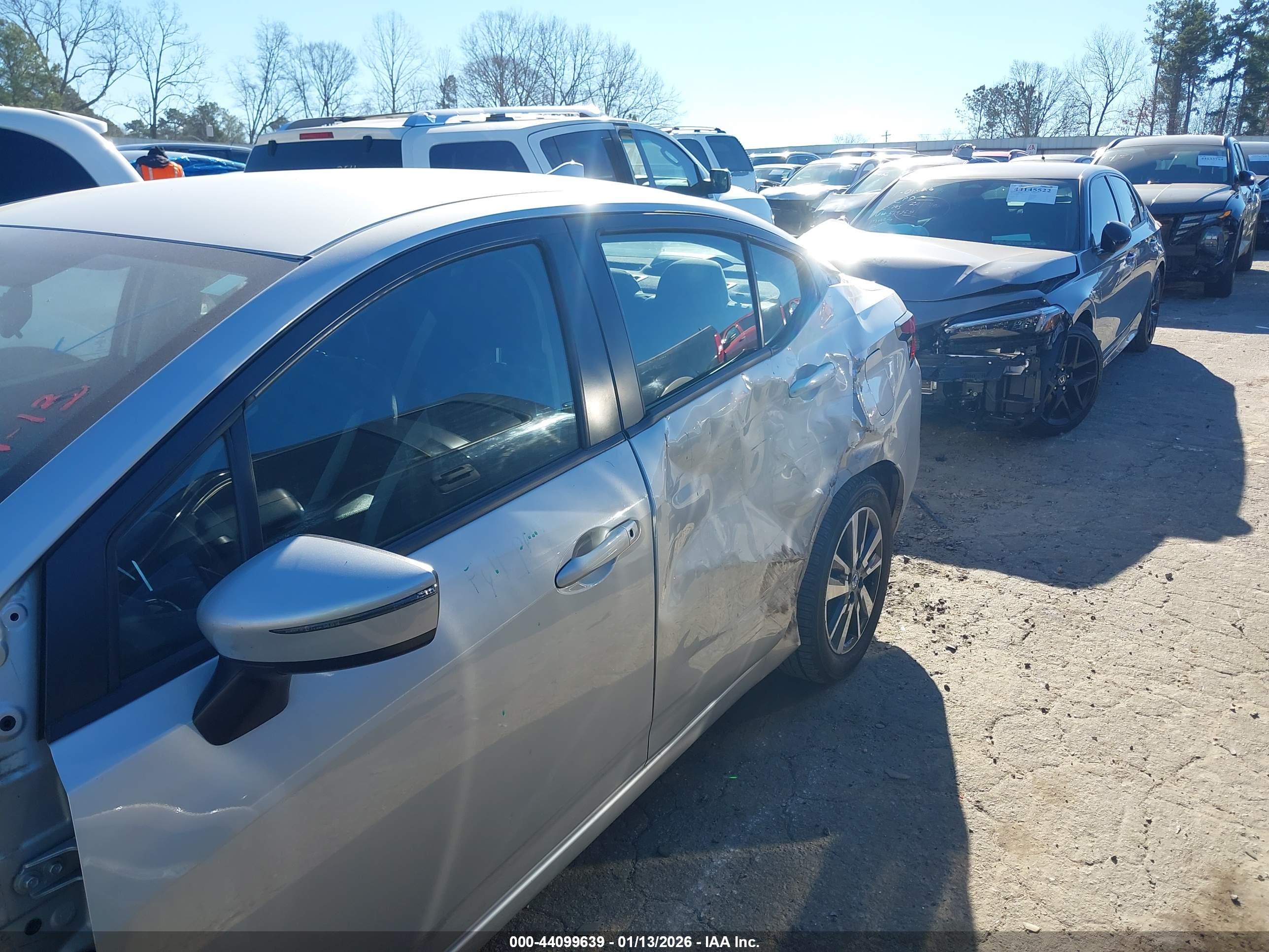 NISSAN VERSA image 6