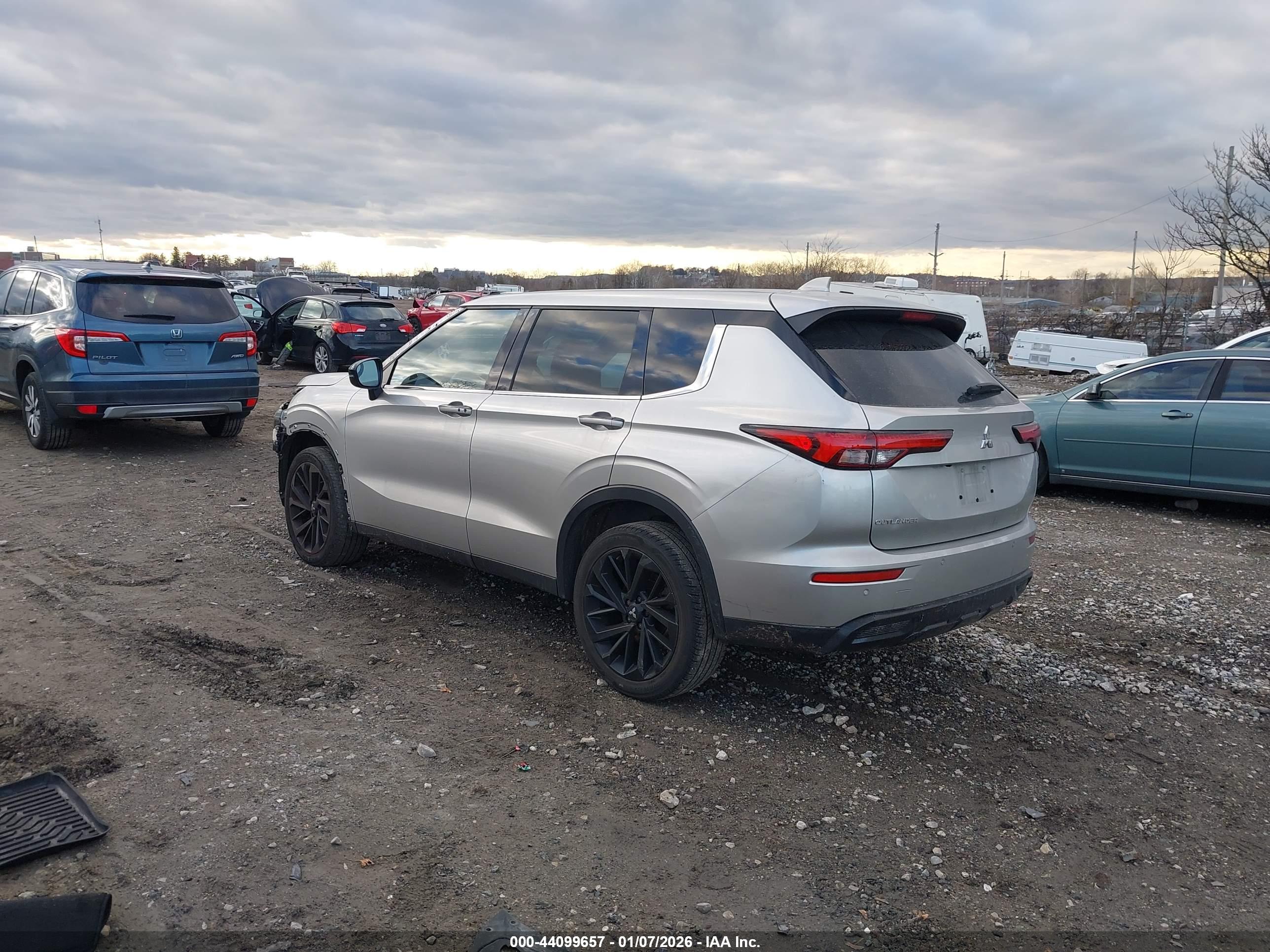 MITSUBISHI OUTLANDER image 3
