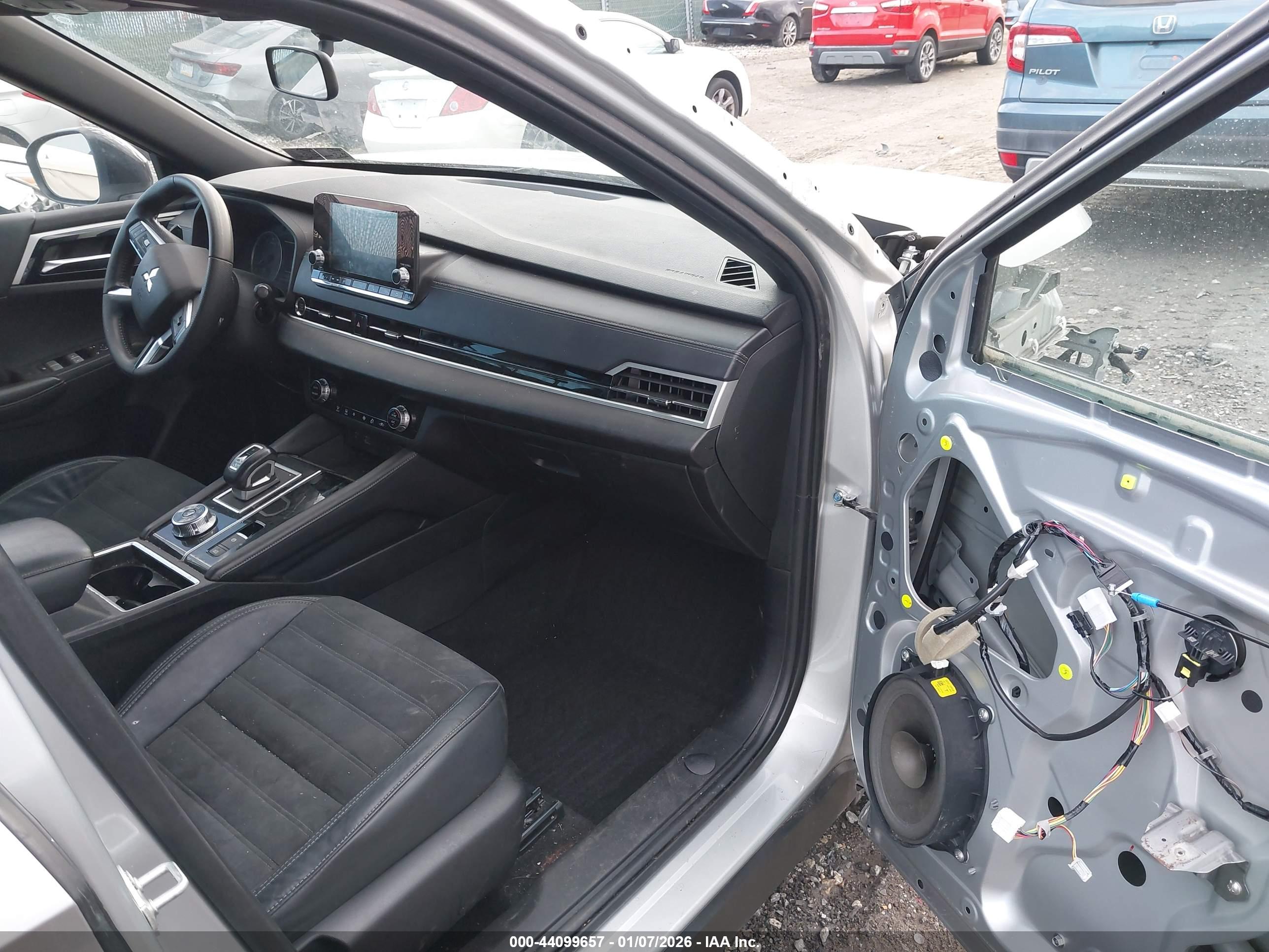 MITSUBISHI OUTLANDER image 5