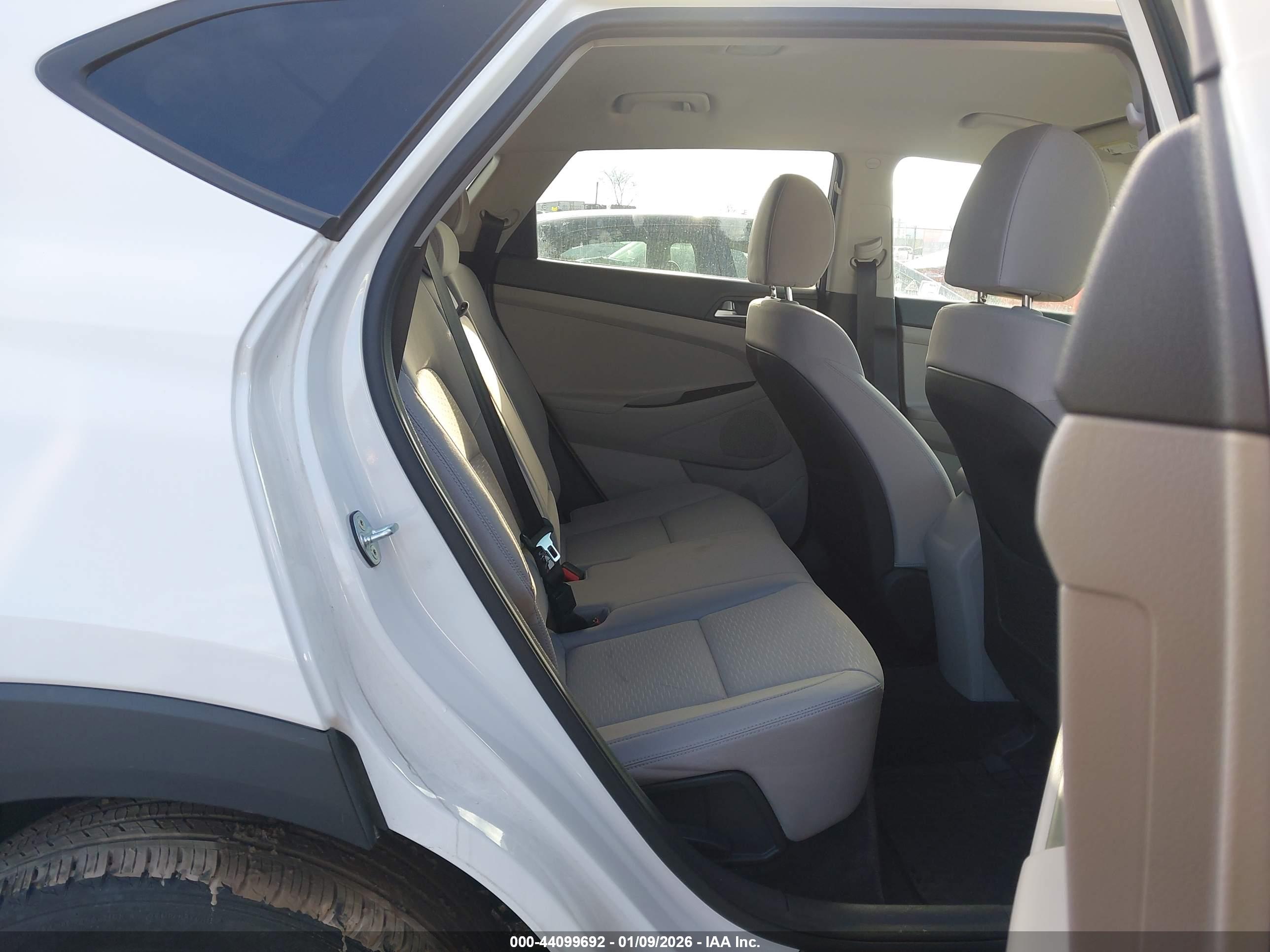 HYUNDAI TUCSON image 8