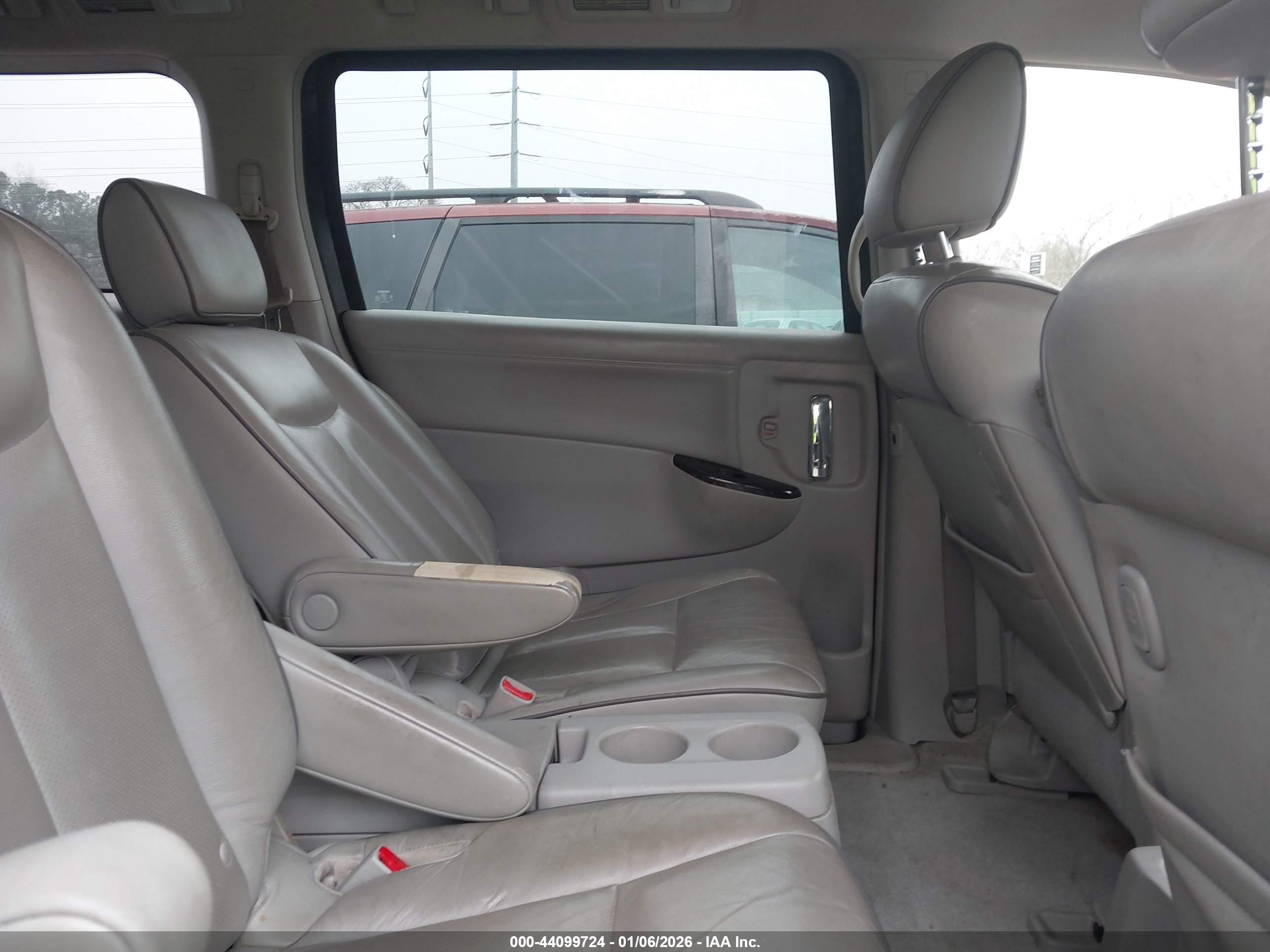 NISSAN QUEST image 8