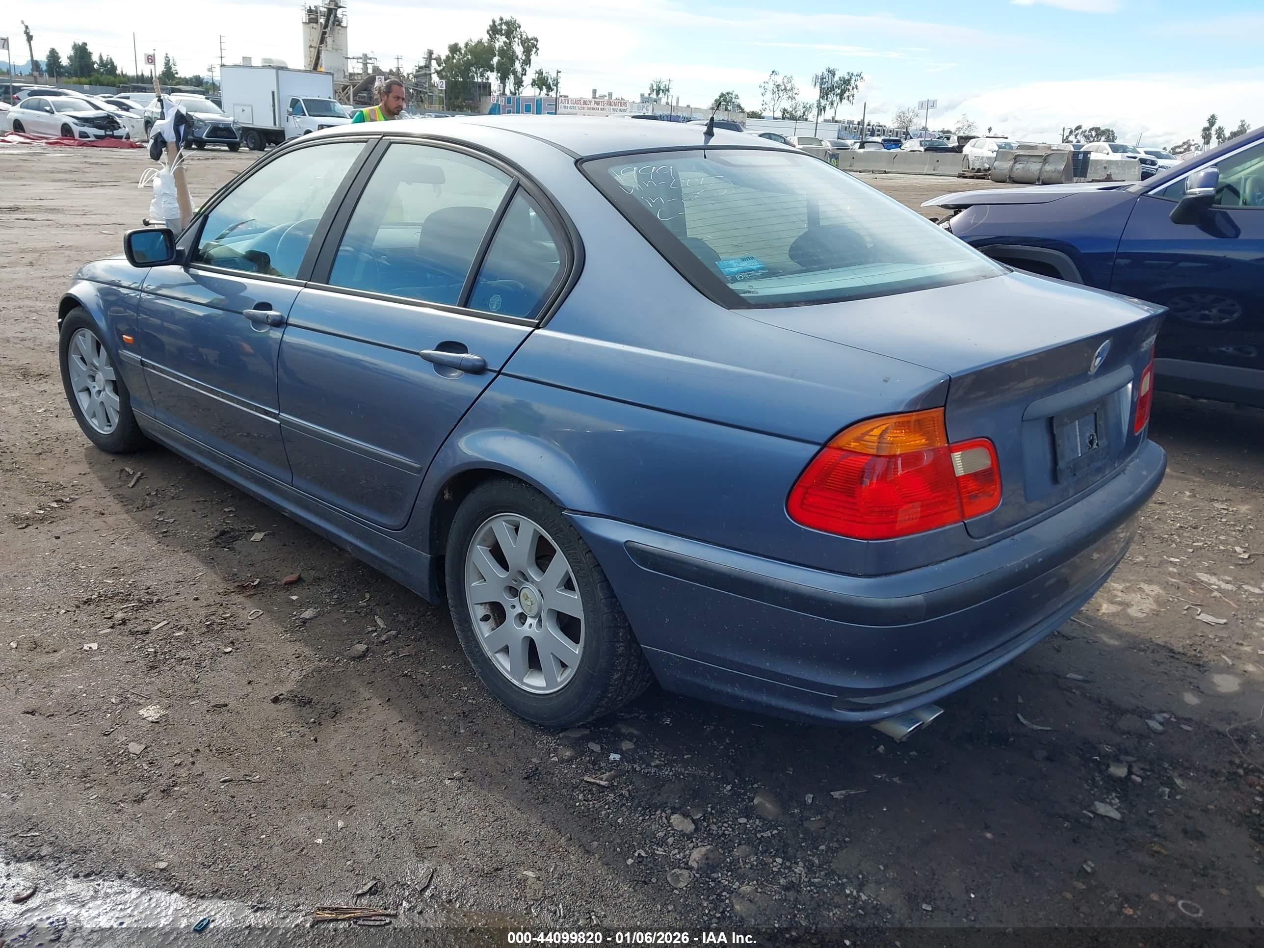 BMW 323I image 3