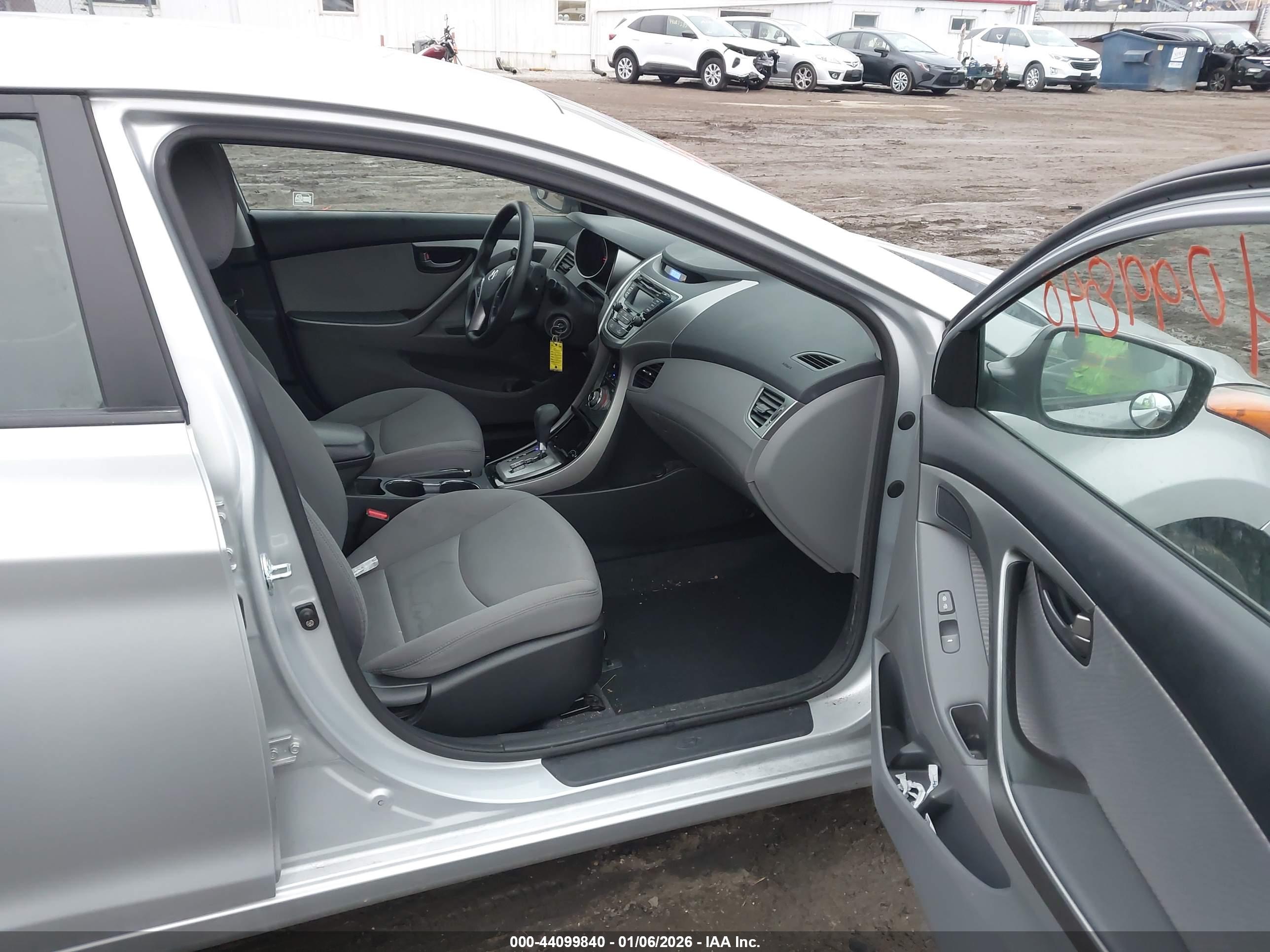 HYUNDAI ELANTRA image 5