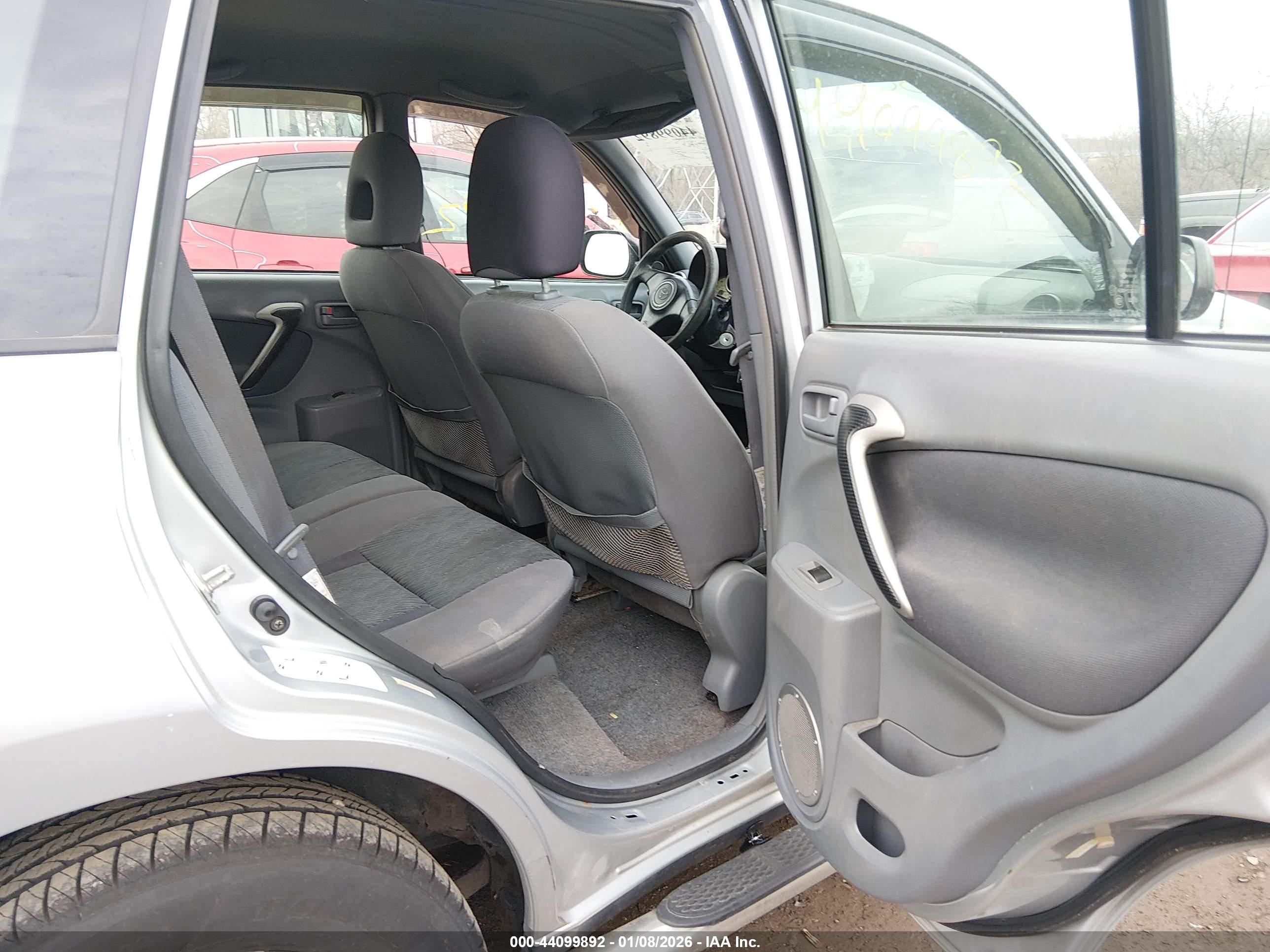 TOYOTA RAV4 image 8