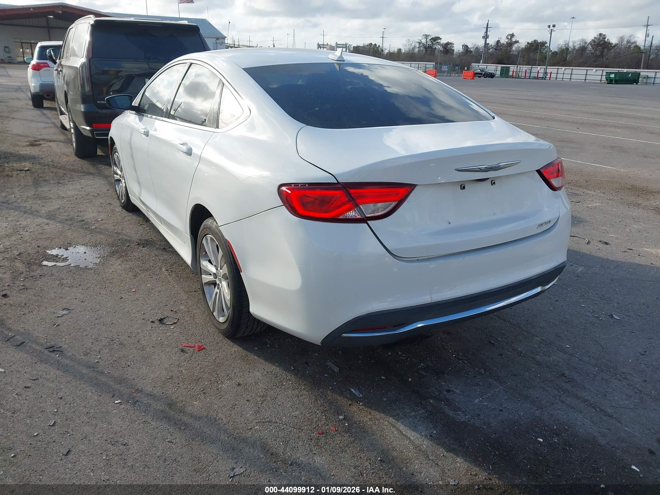 CHRYSLER 200 image 3