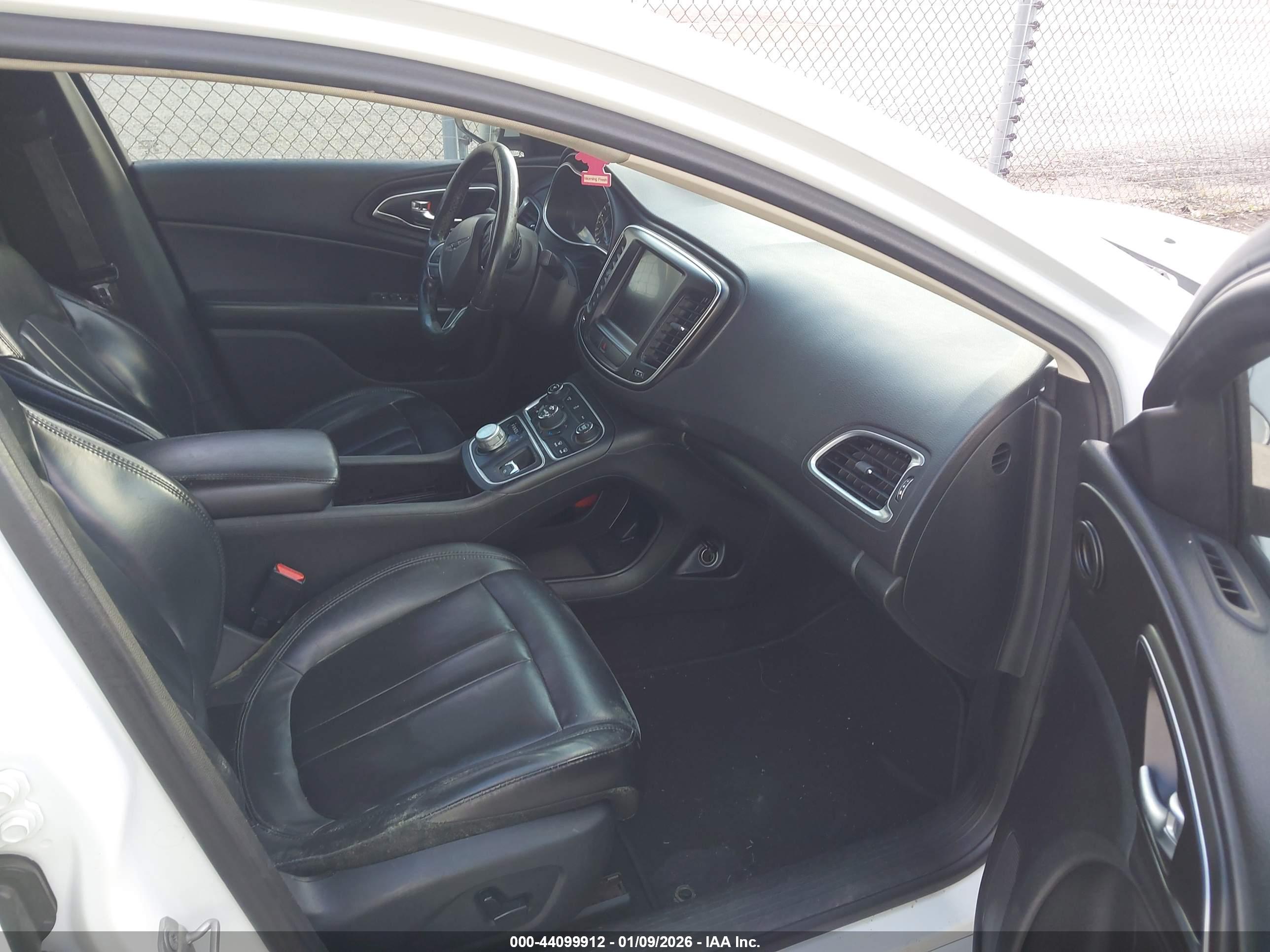 CHRYSLER 200 image 5