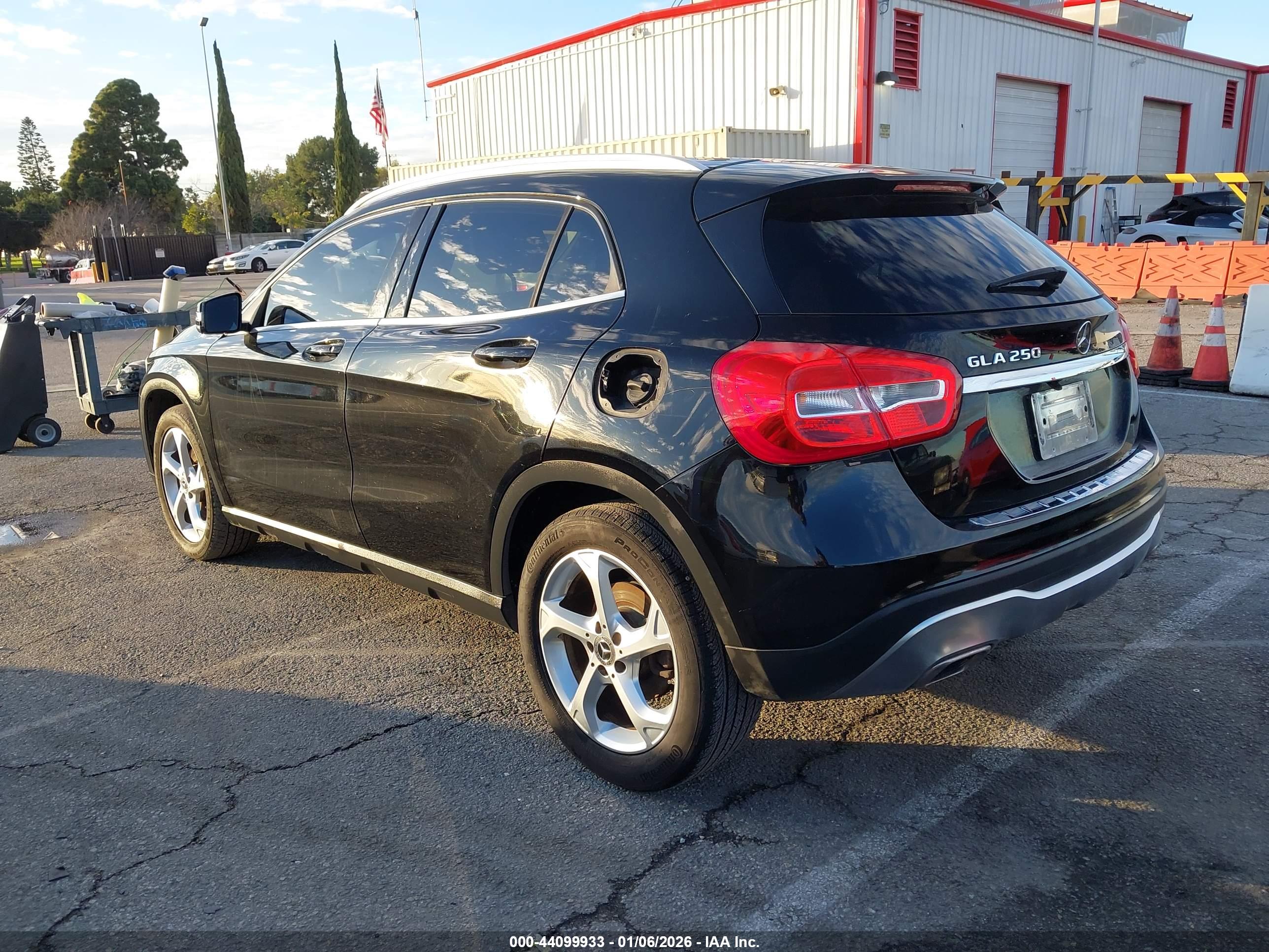 MERCEDES-BENZ GLA image 3