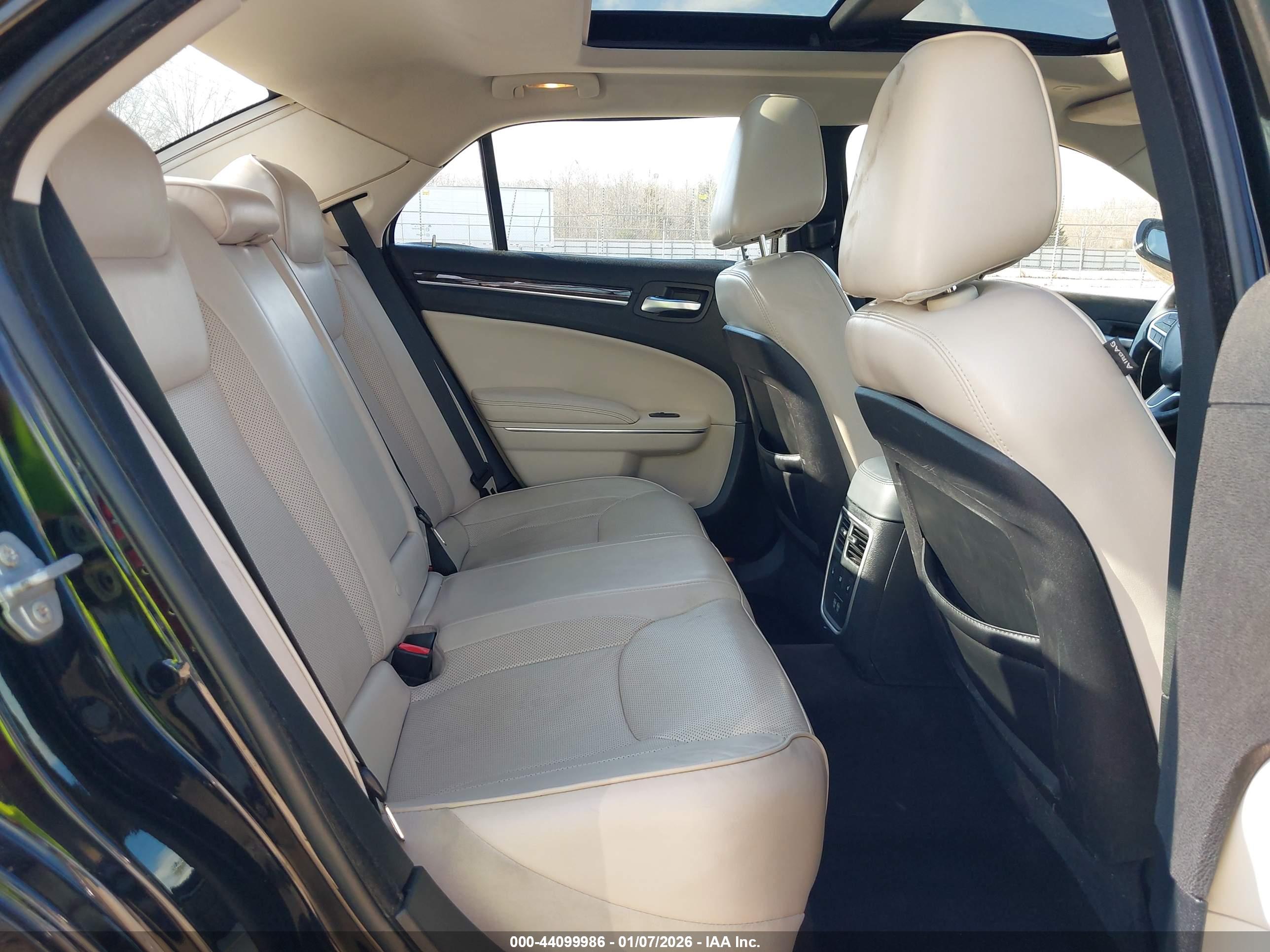 CHRYSLER 300C image 8