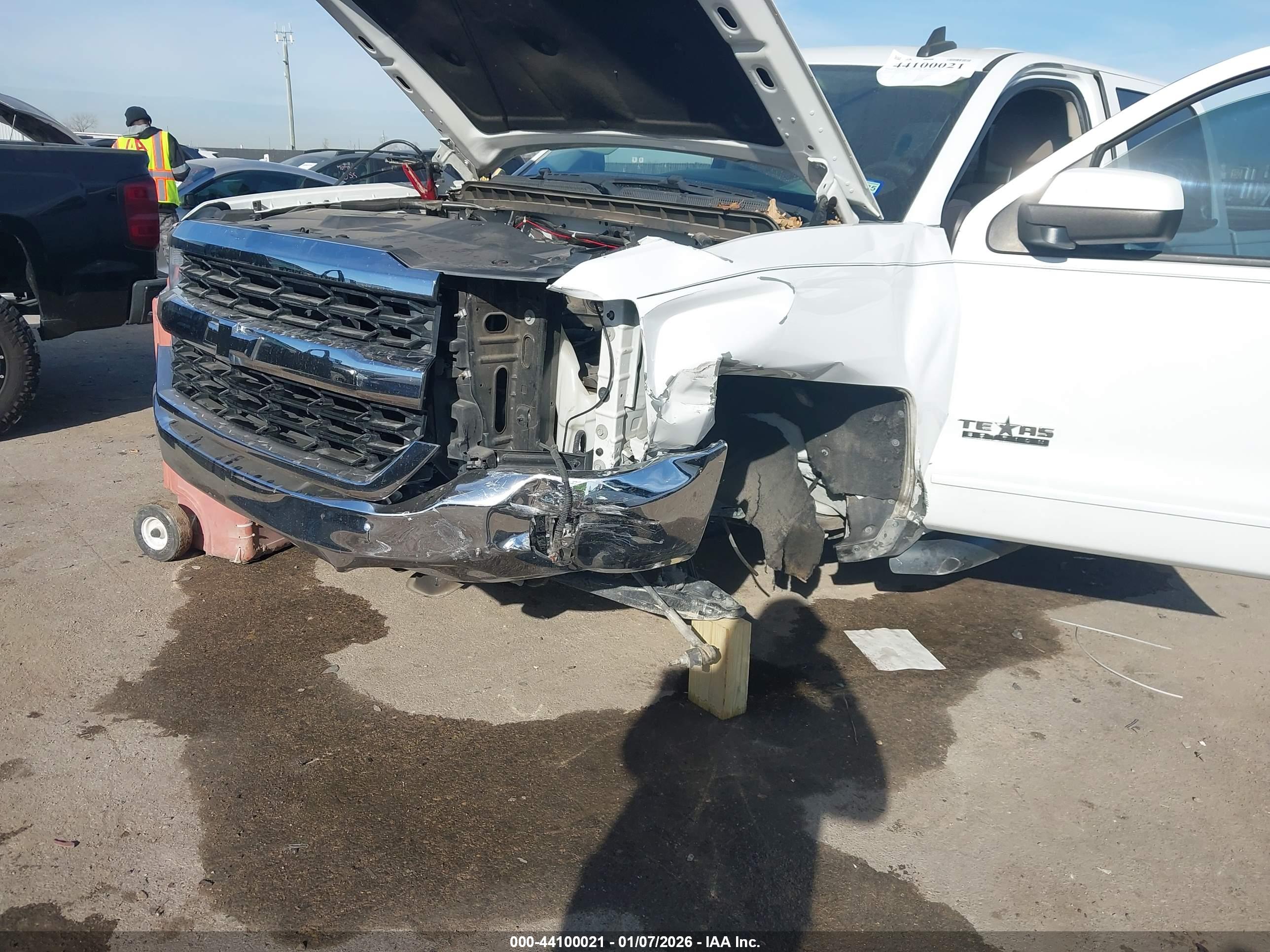 CHEVROLET SILVERADO image 6