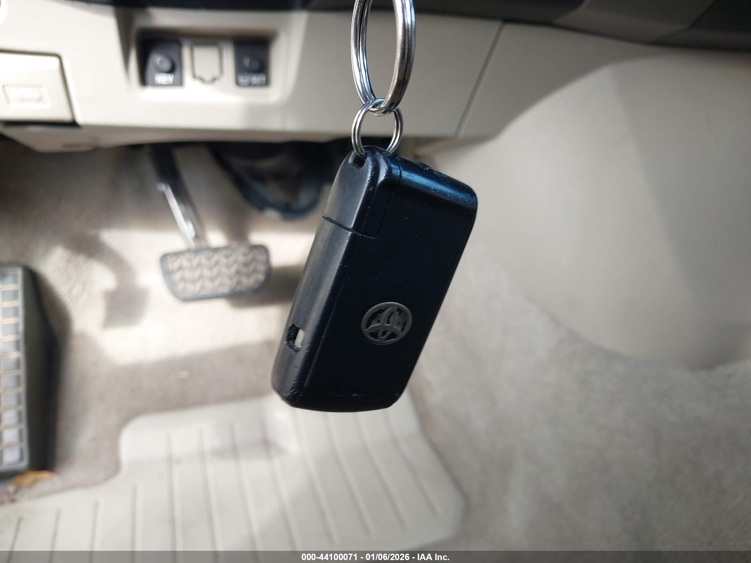TOYOTA PRIUS image 11